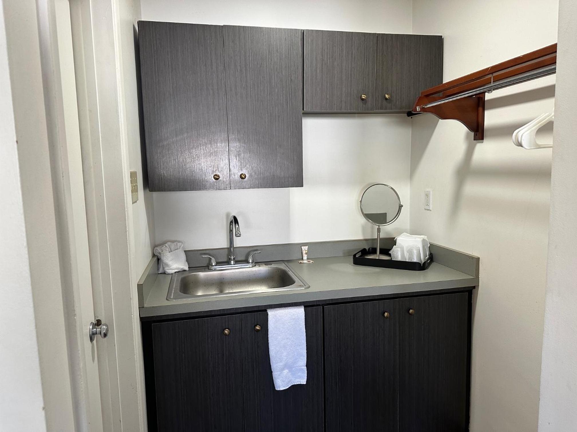Deluxe Queen Room with Two Queen Beds - Non-Smoking photo 2