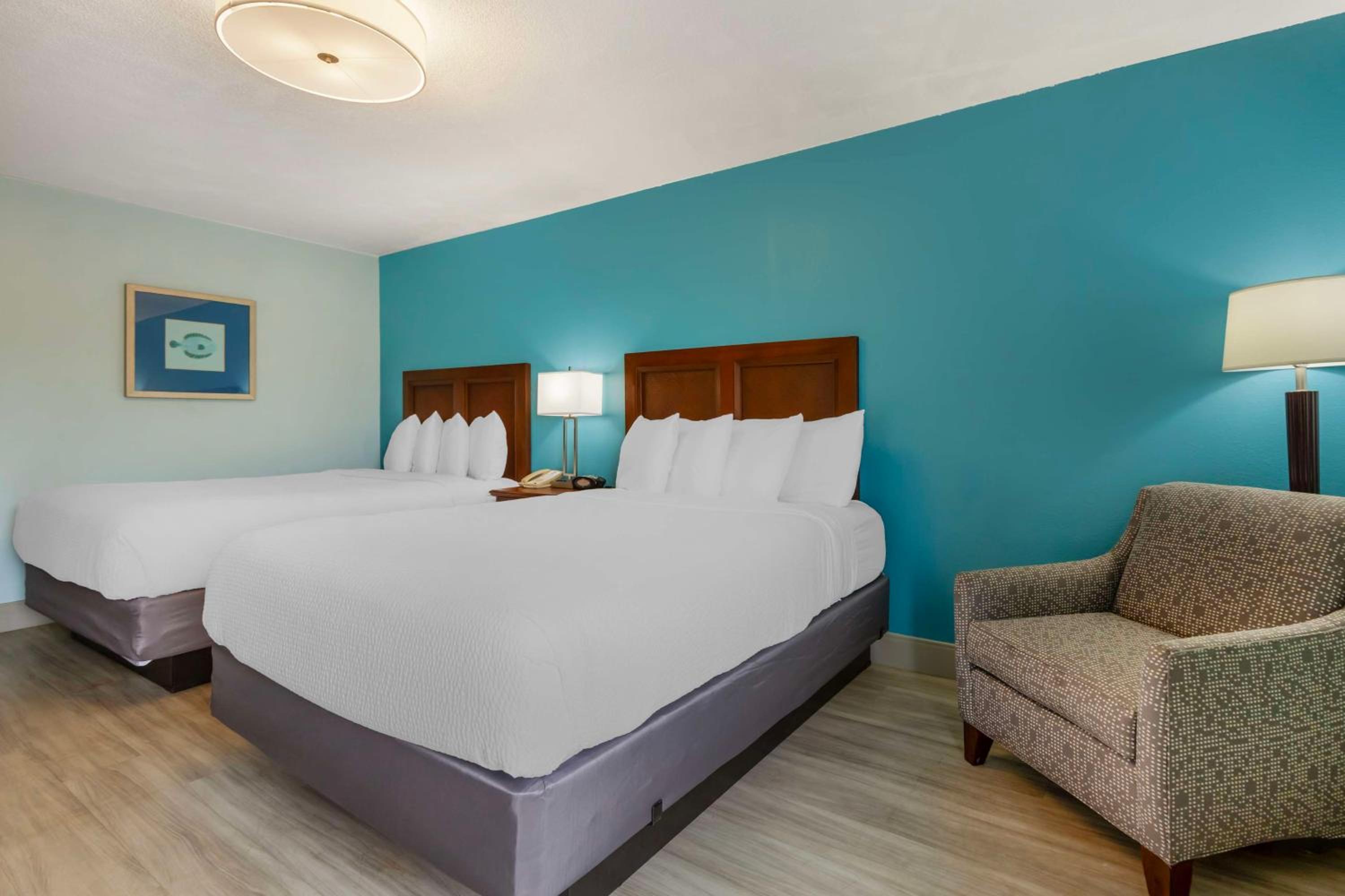 Queen Room with Two Queen Beds and Bath Tub - Disability Access/Non-Smoking  - Photo 2