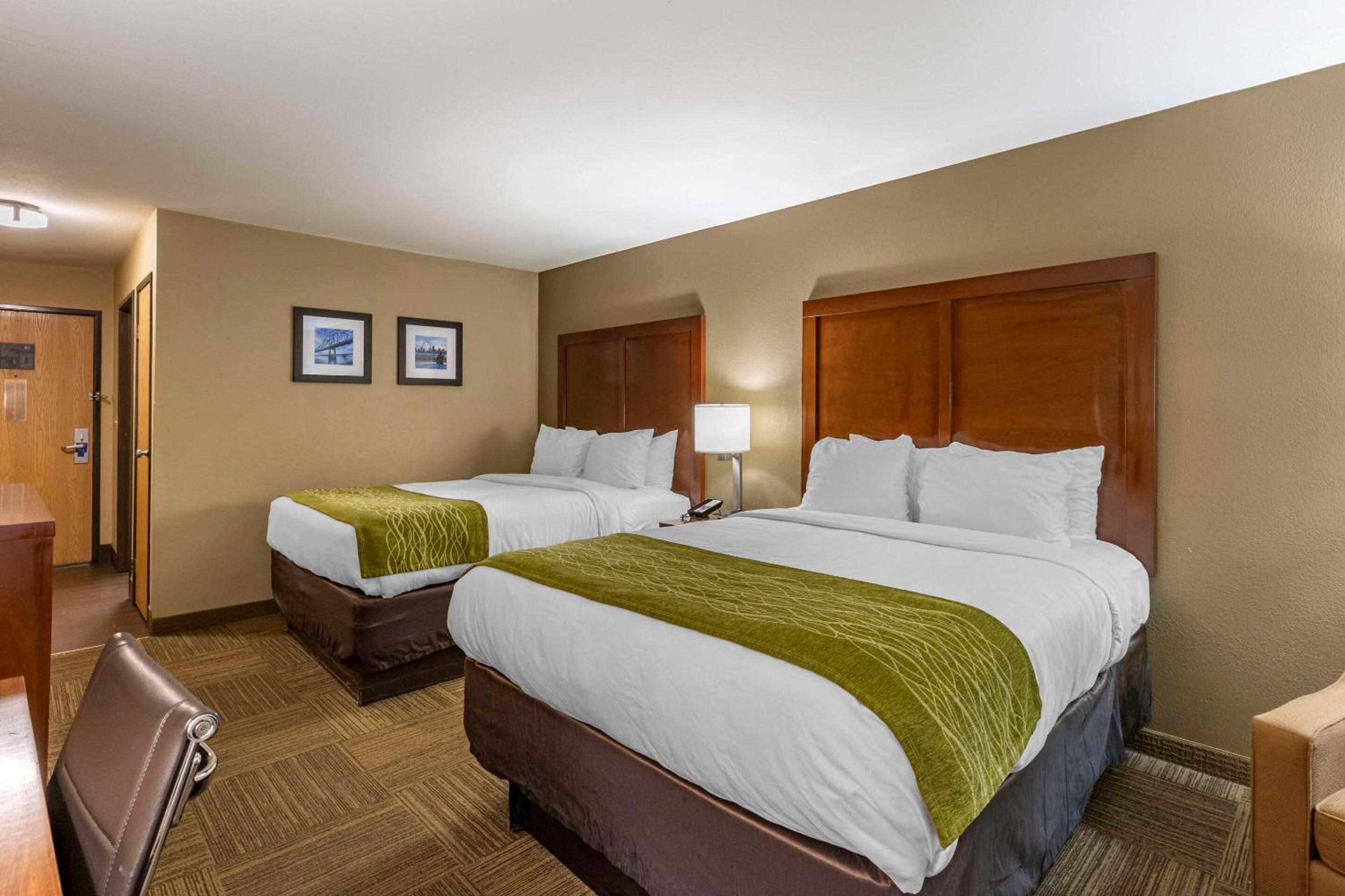 Queen Room with Two Queen Beds - Photo 4