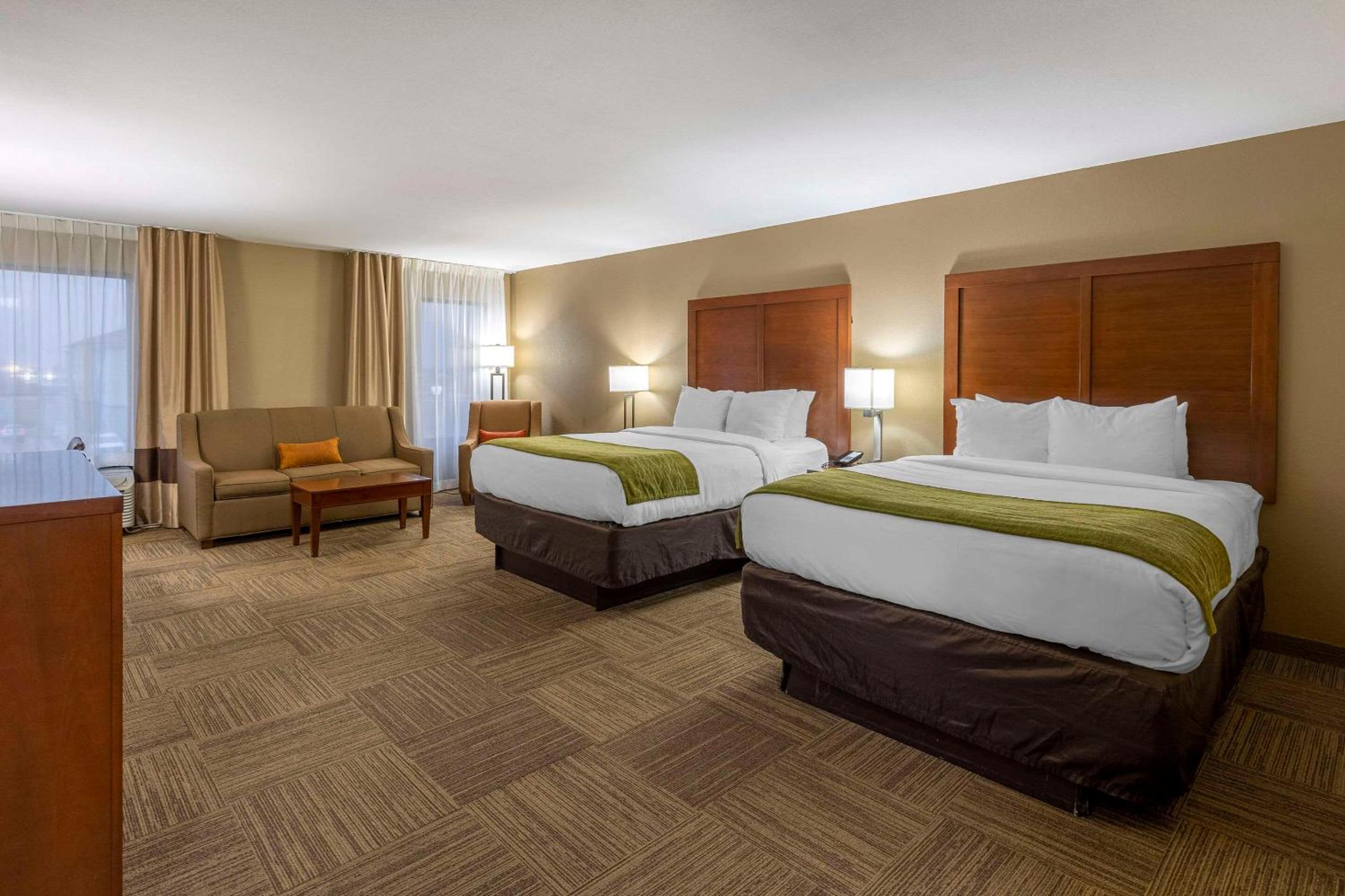 Queen Suite - Non-Smoking - Photo 6