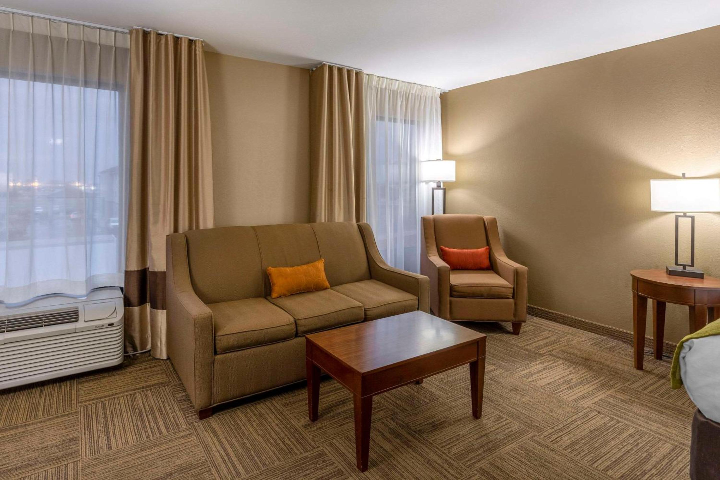 Queen Suite - Non-Smoking - Photo 5