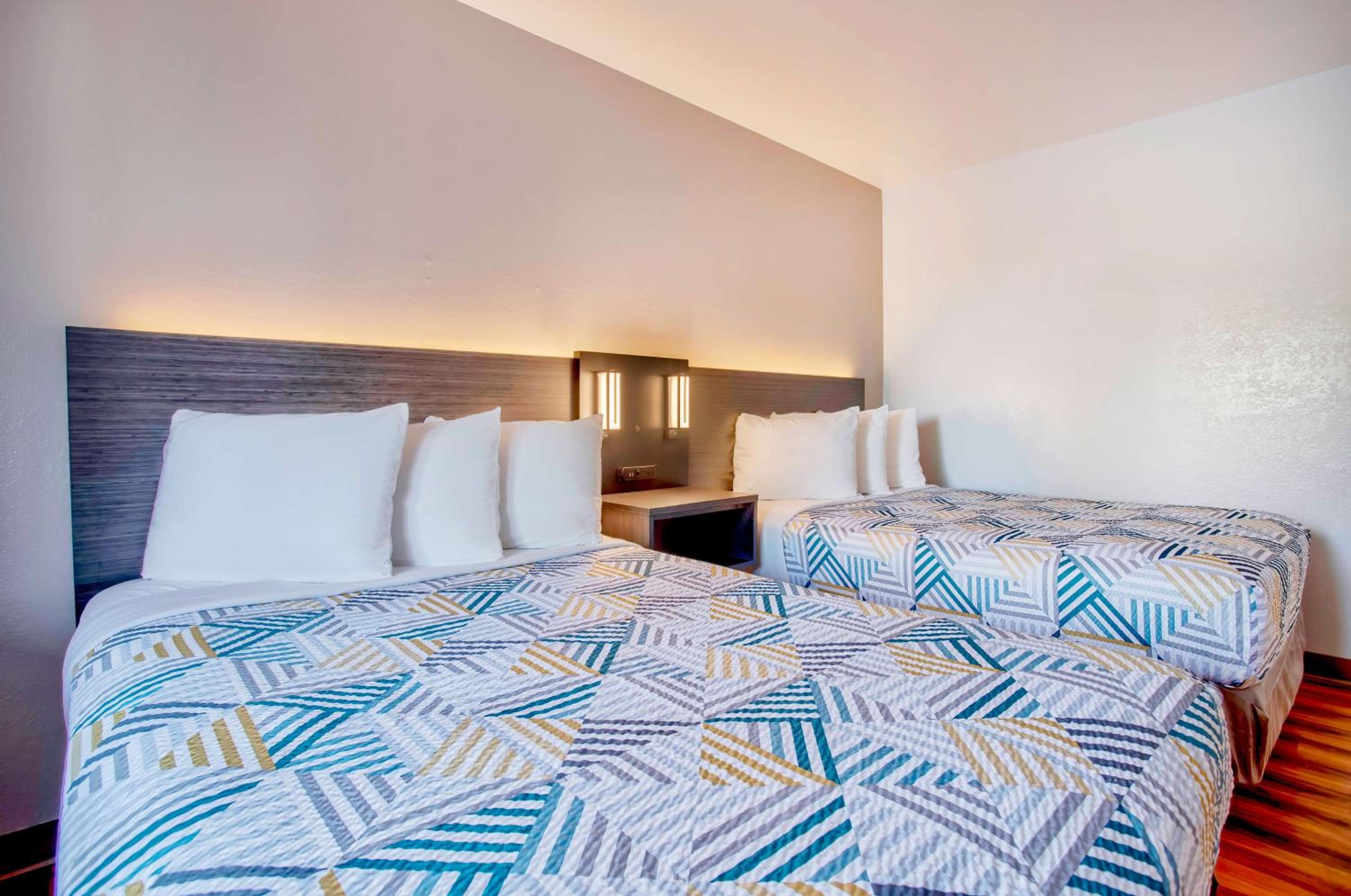 Queen Room with Two Queen Beds photo 1