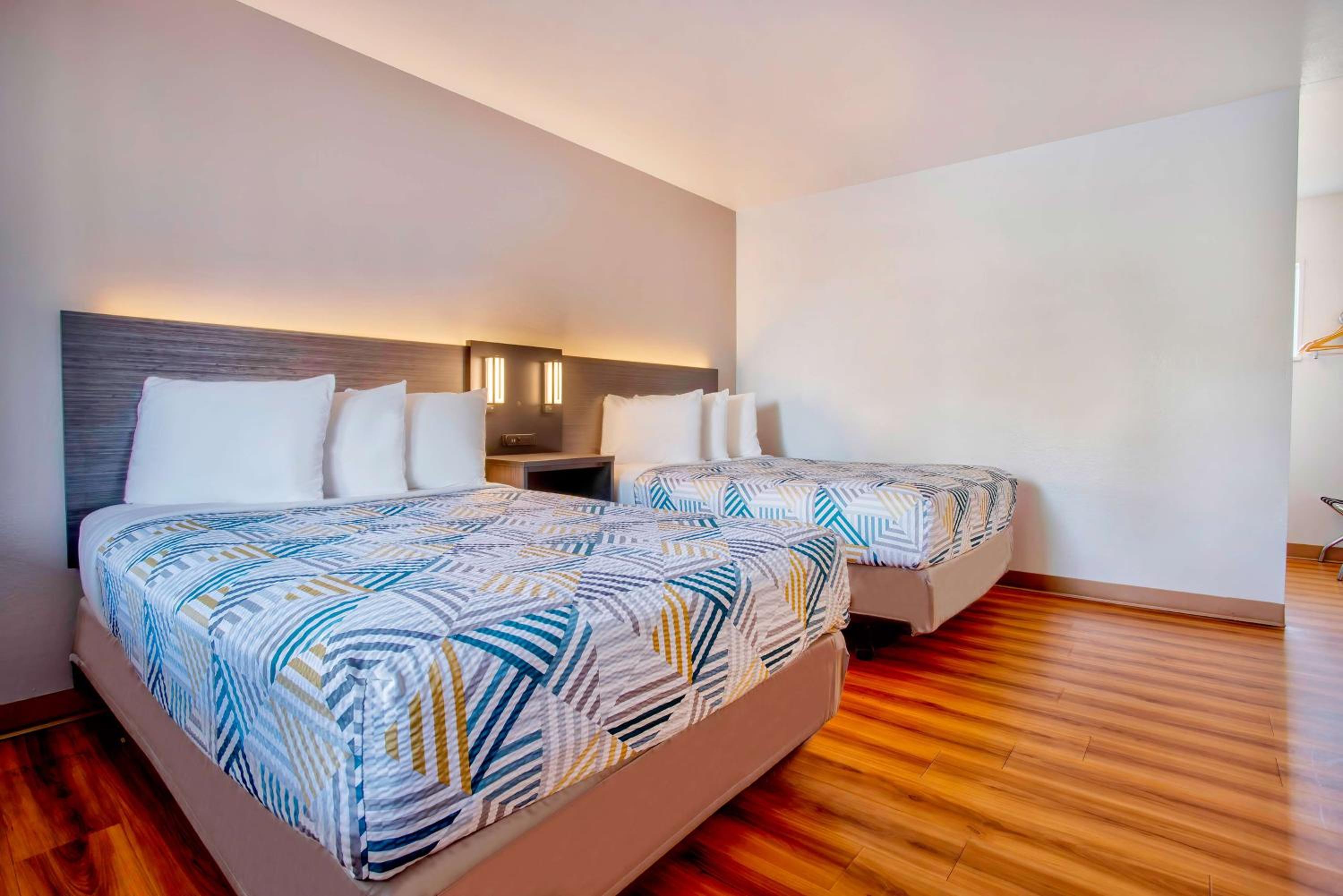 Queen Room with Two Queen Beds photo 3