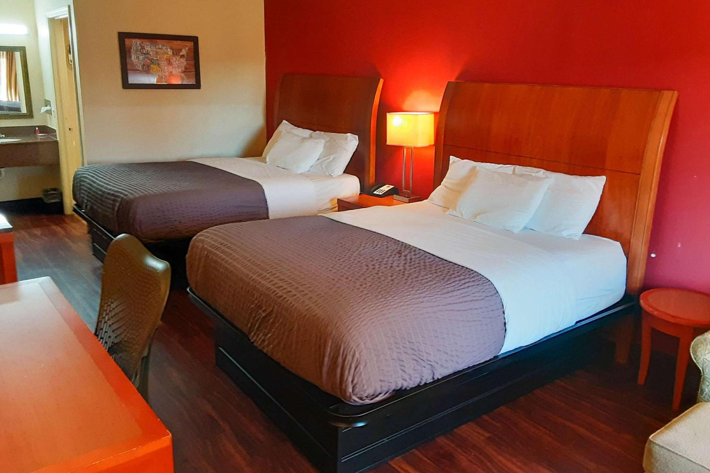 Queen Room with Two Queen Beds - Smoking - Photo 4