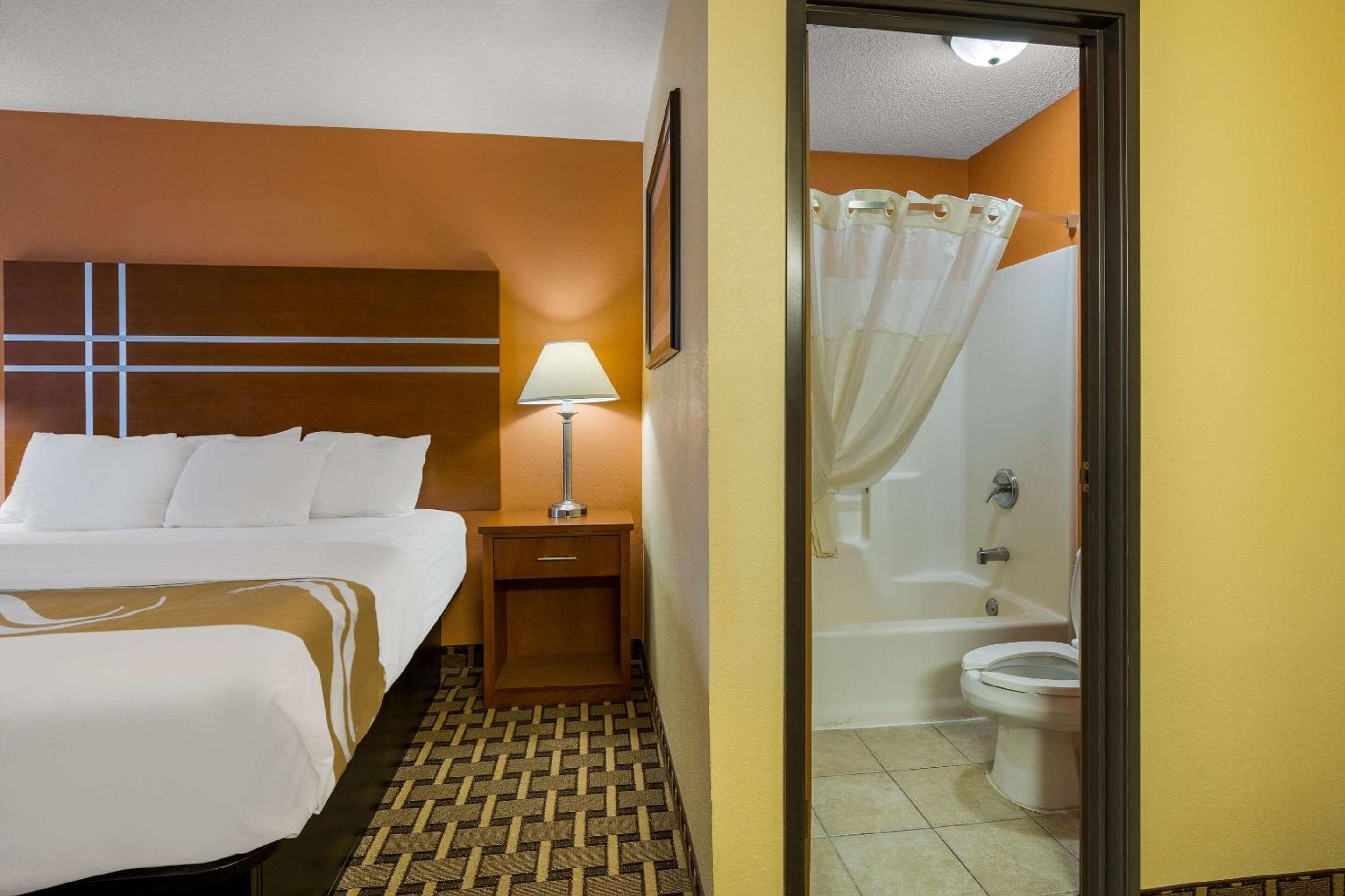 King Room - Non-Smoking photo 2