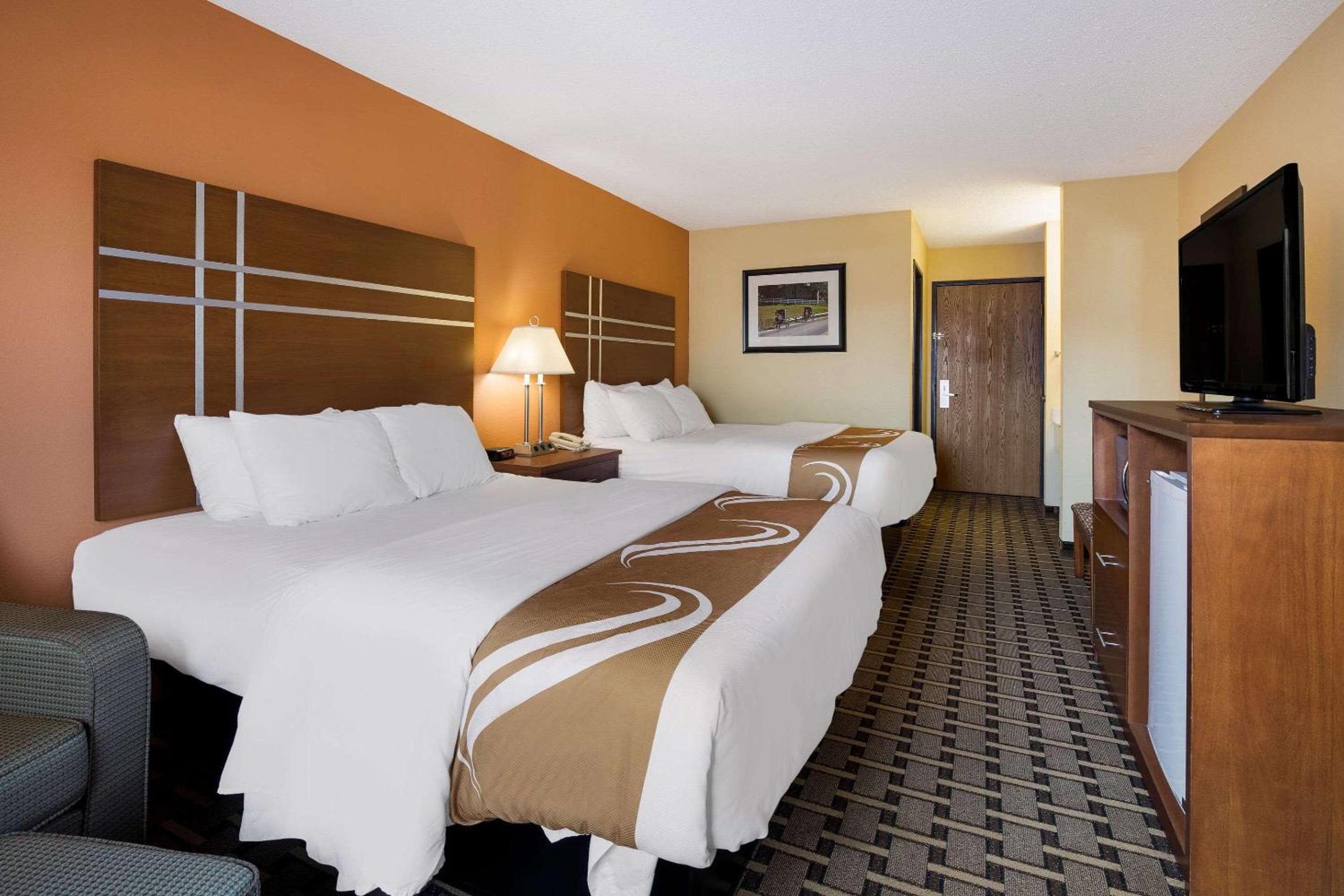 Queen Room with Two Queen Beds - Non-Smoking photo 2