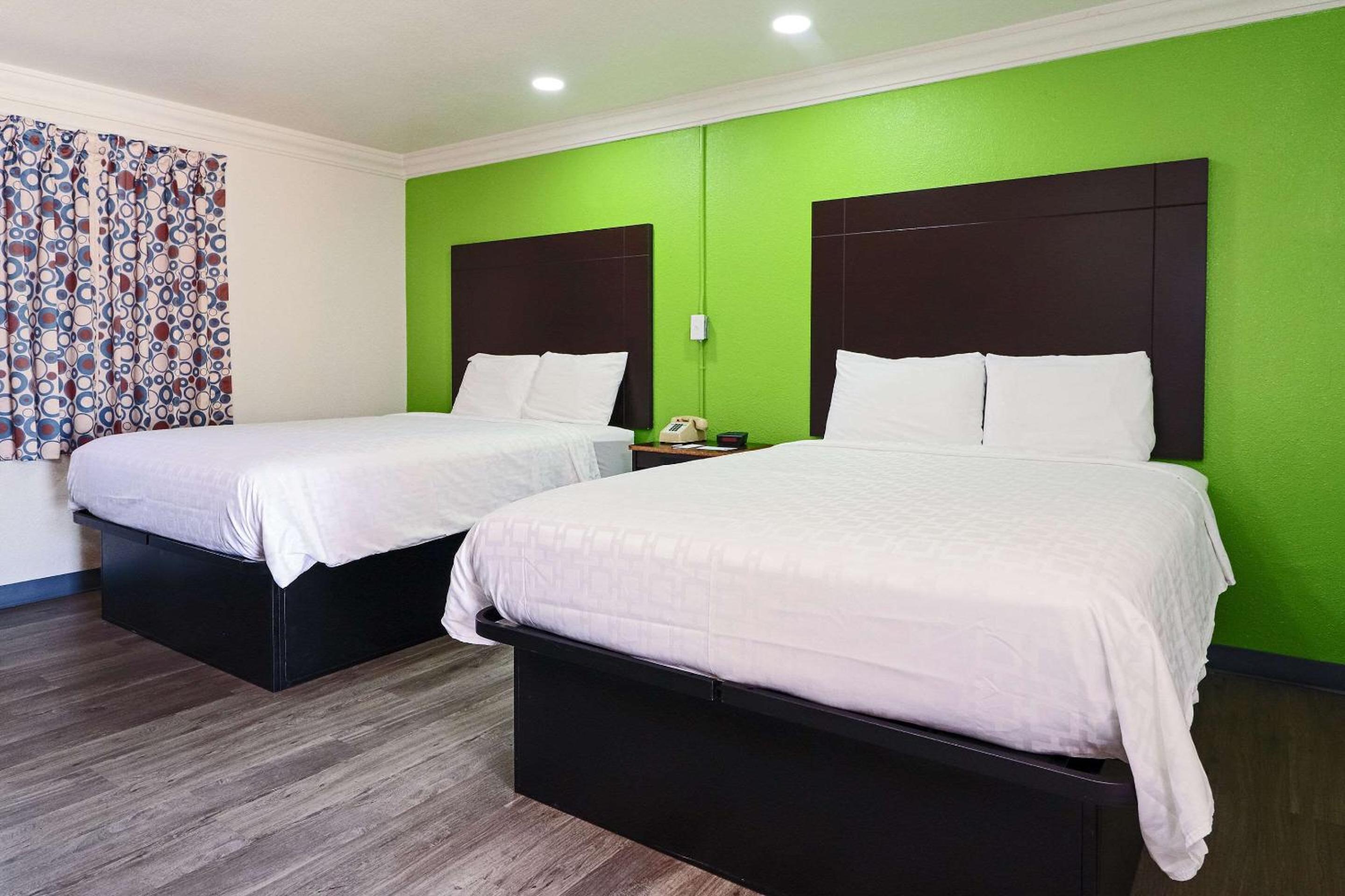 Queen Room with Two Queen Beds - Non-Smoking - Photo 1