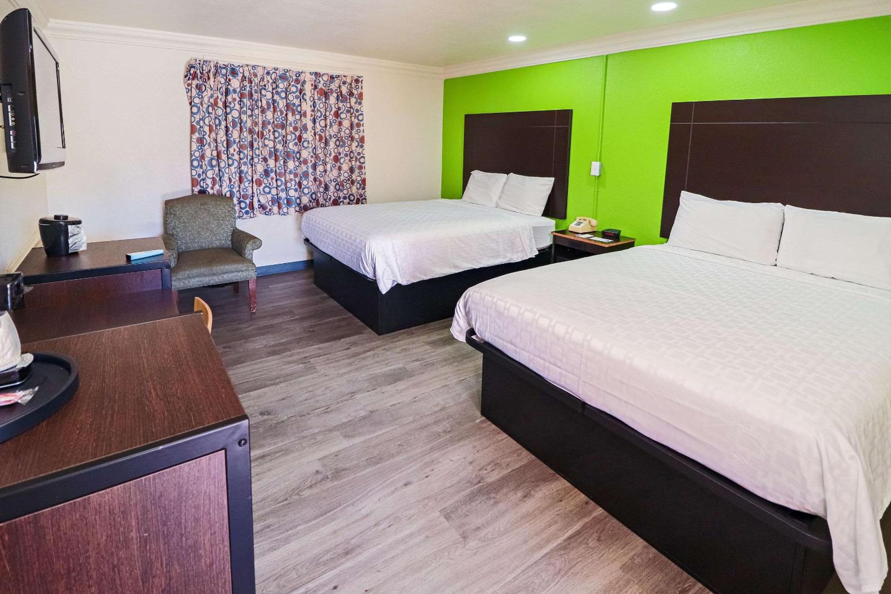Queen Room with Two Queen Beds - Non-Smoking - Photo 11