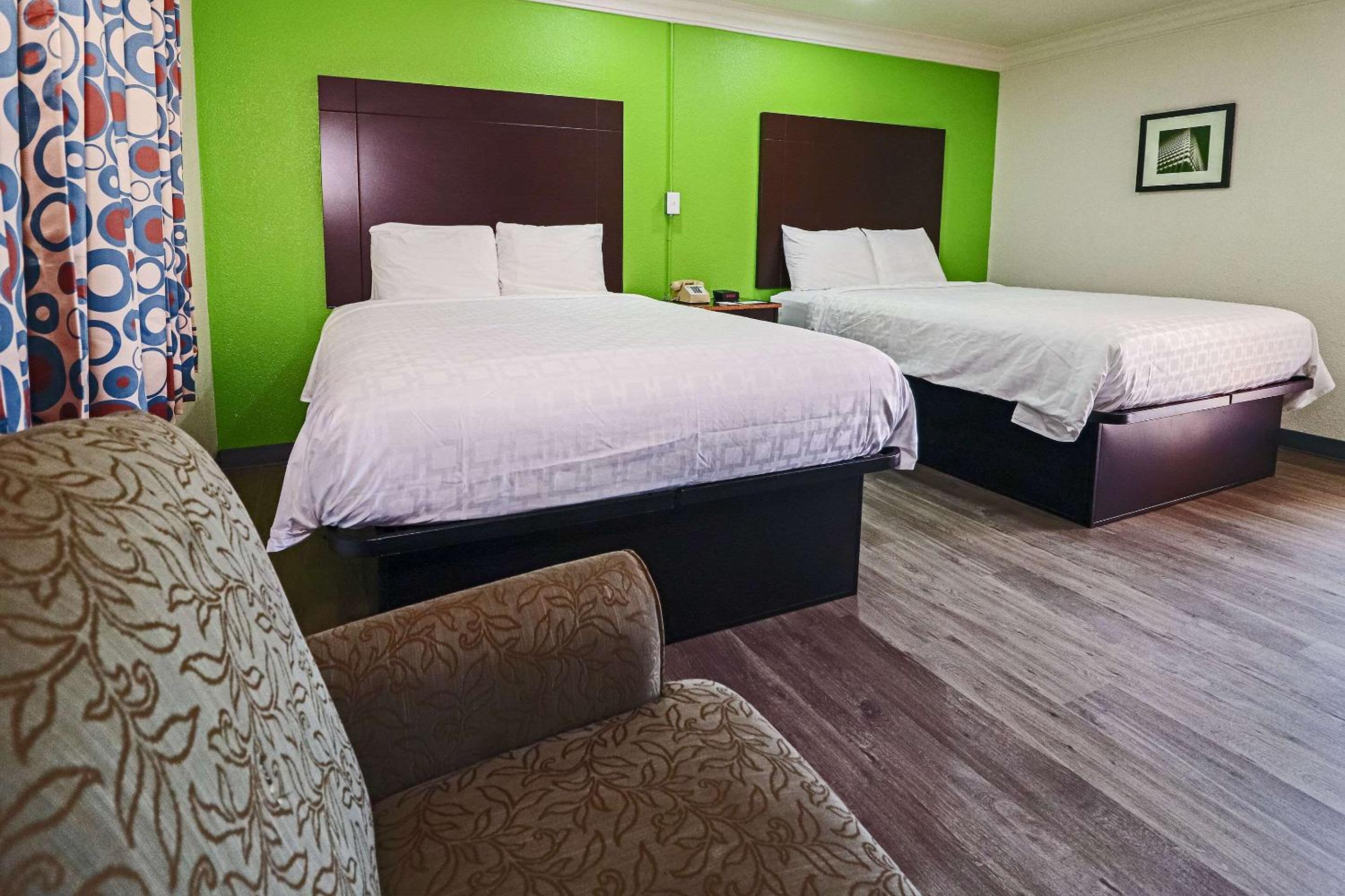 Queen Room with Two Queen Beds - Non-Smoking - Photo 12