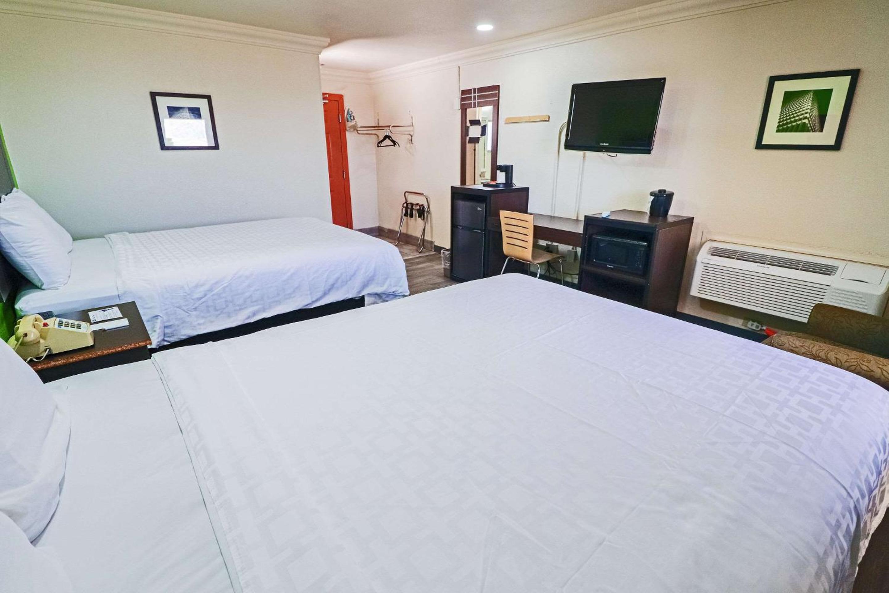 Queen Room with Two Queen Beds - Non-Smoking - Photo 13