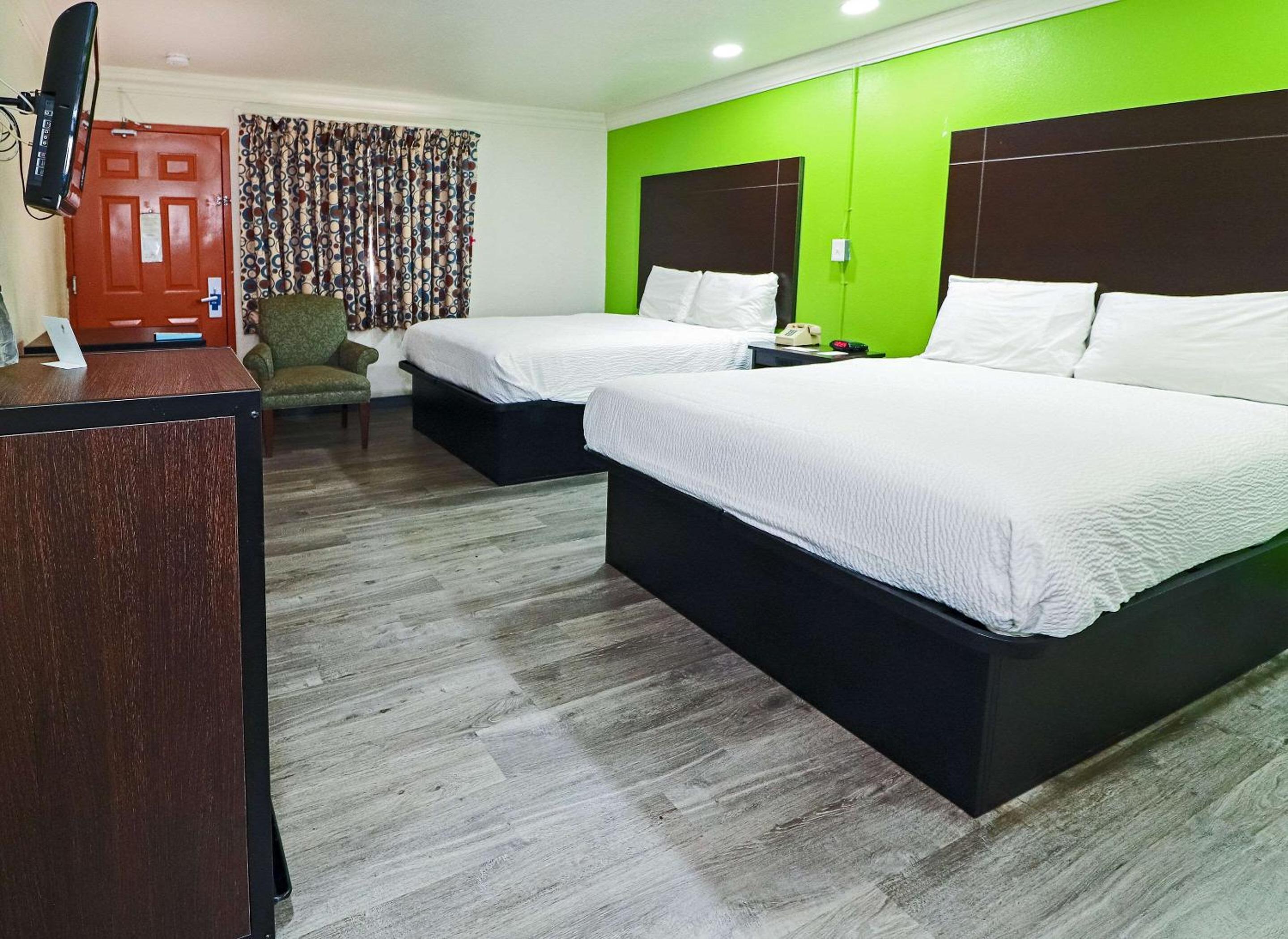 Queen Room with Two Queen Beds - Non-Smoking - Photo 14