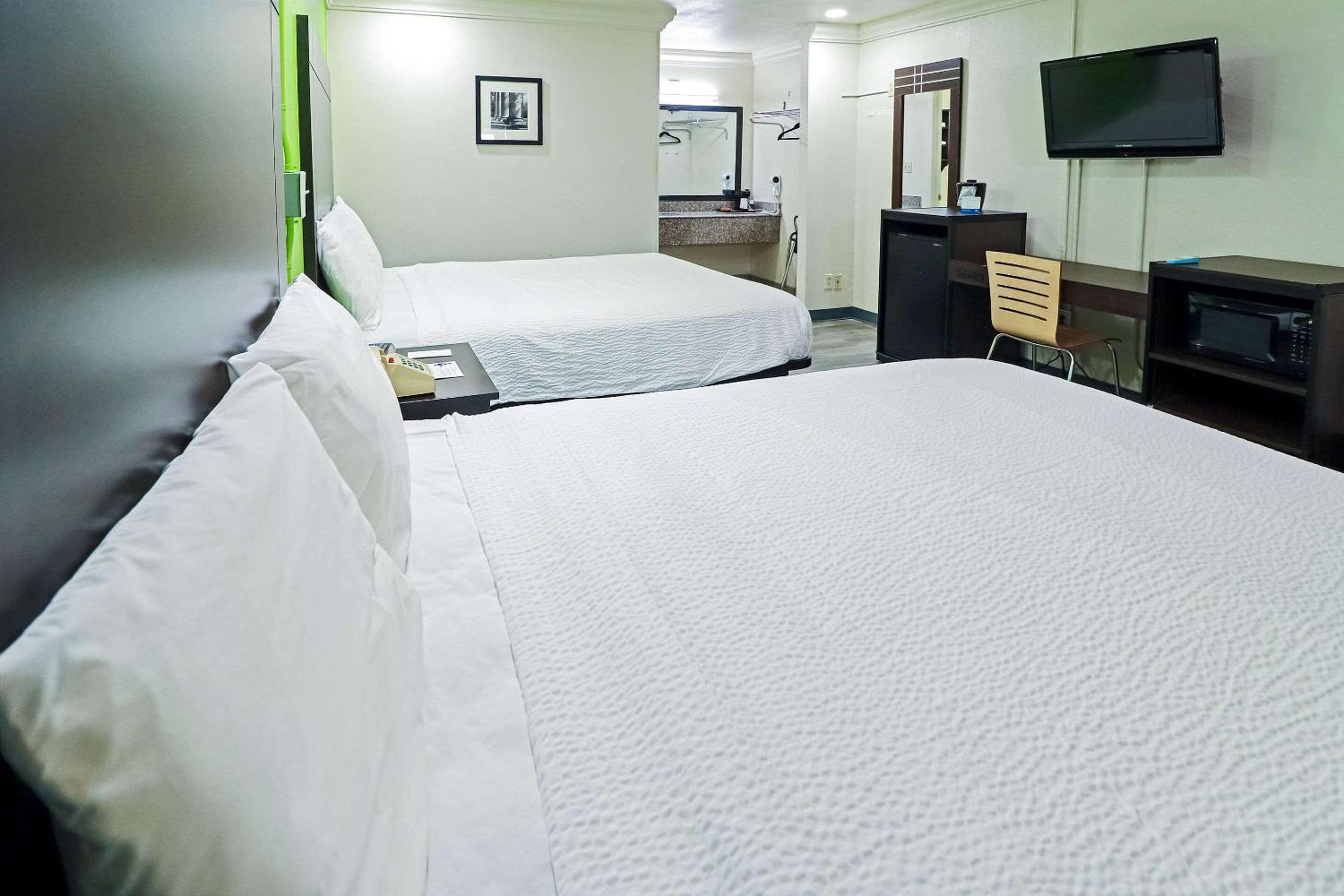 Queen Room with Two Queen Beds - Non-Smoking - Photo 16