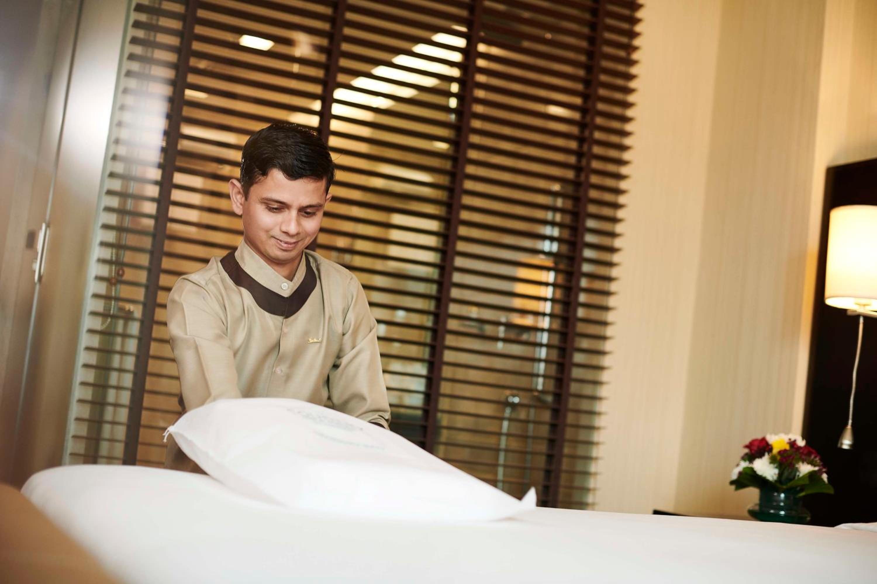 Executive Room Taj Mahal View with 10% discount on food, beverages and laundry | 50% discount on spa until 5pm | 1+1 IMFL Happy Hours from 1pm to 5pm (Henry's Pub Only) | | Cookies & Chocolate platter per stay | 10 min foot massage - Photo 2