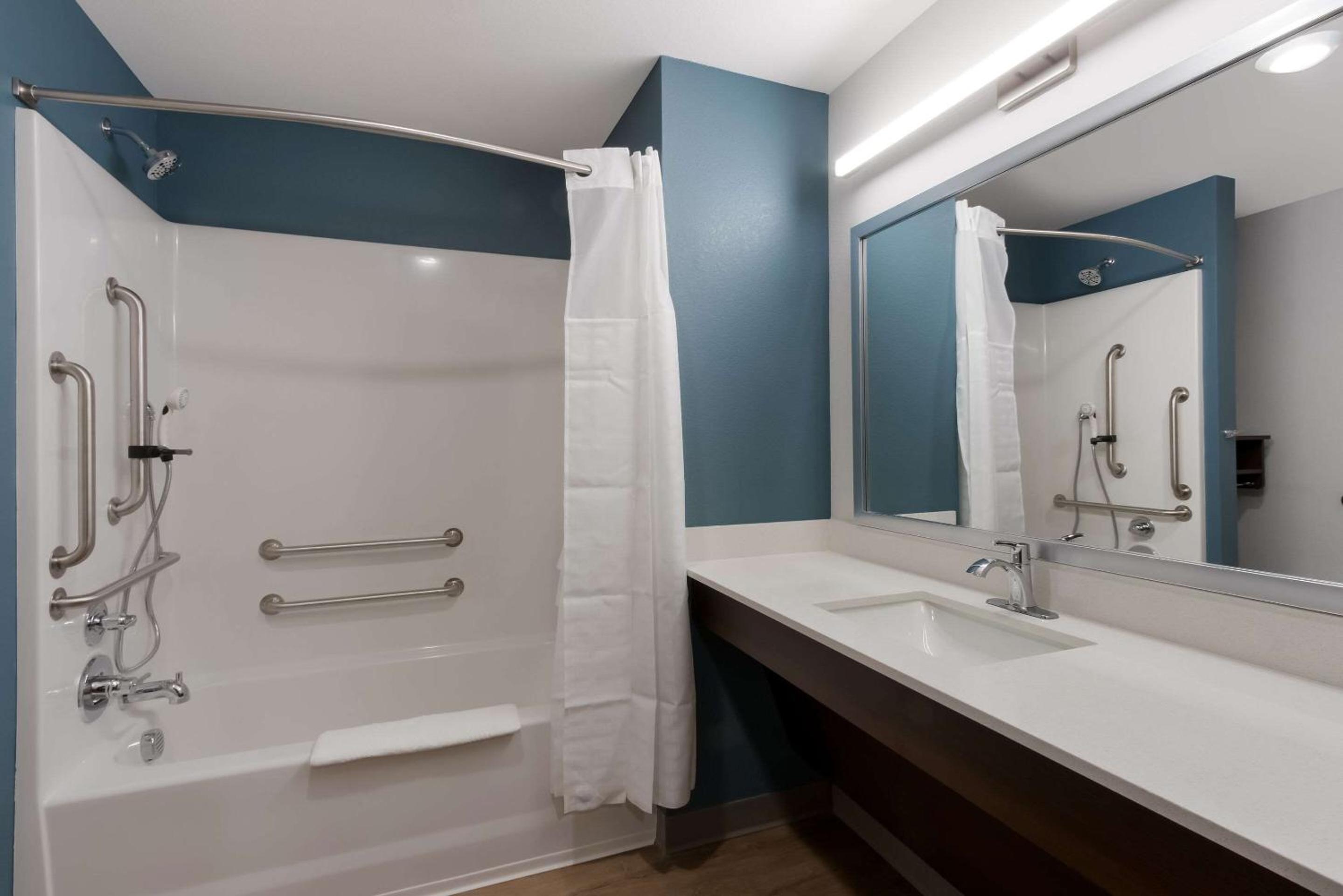 King Suite with Tub - Disability Access/Non Smoking - Photo 3