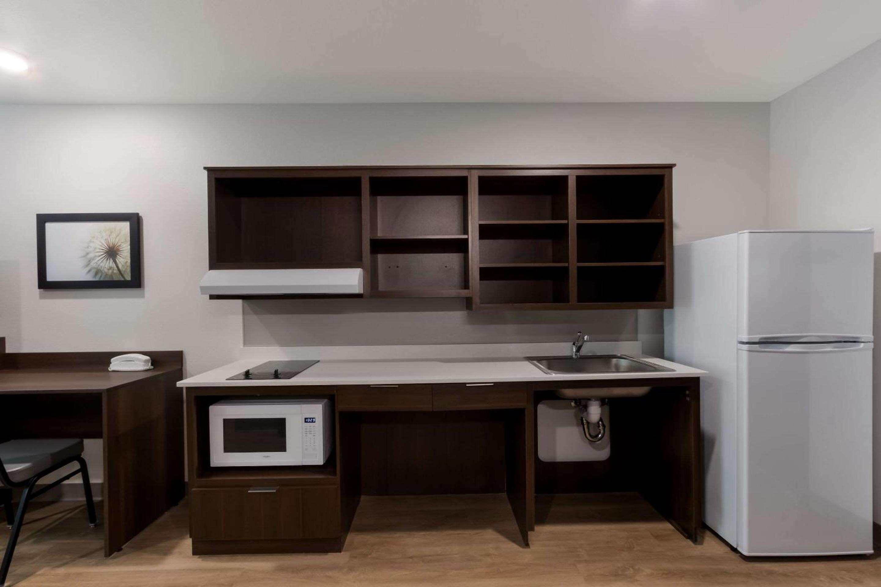 King Suite with Tub - Disability Access/Non Smoking - Photo 2