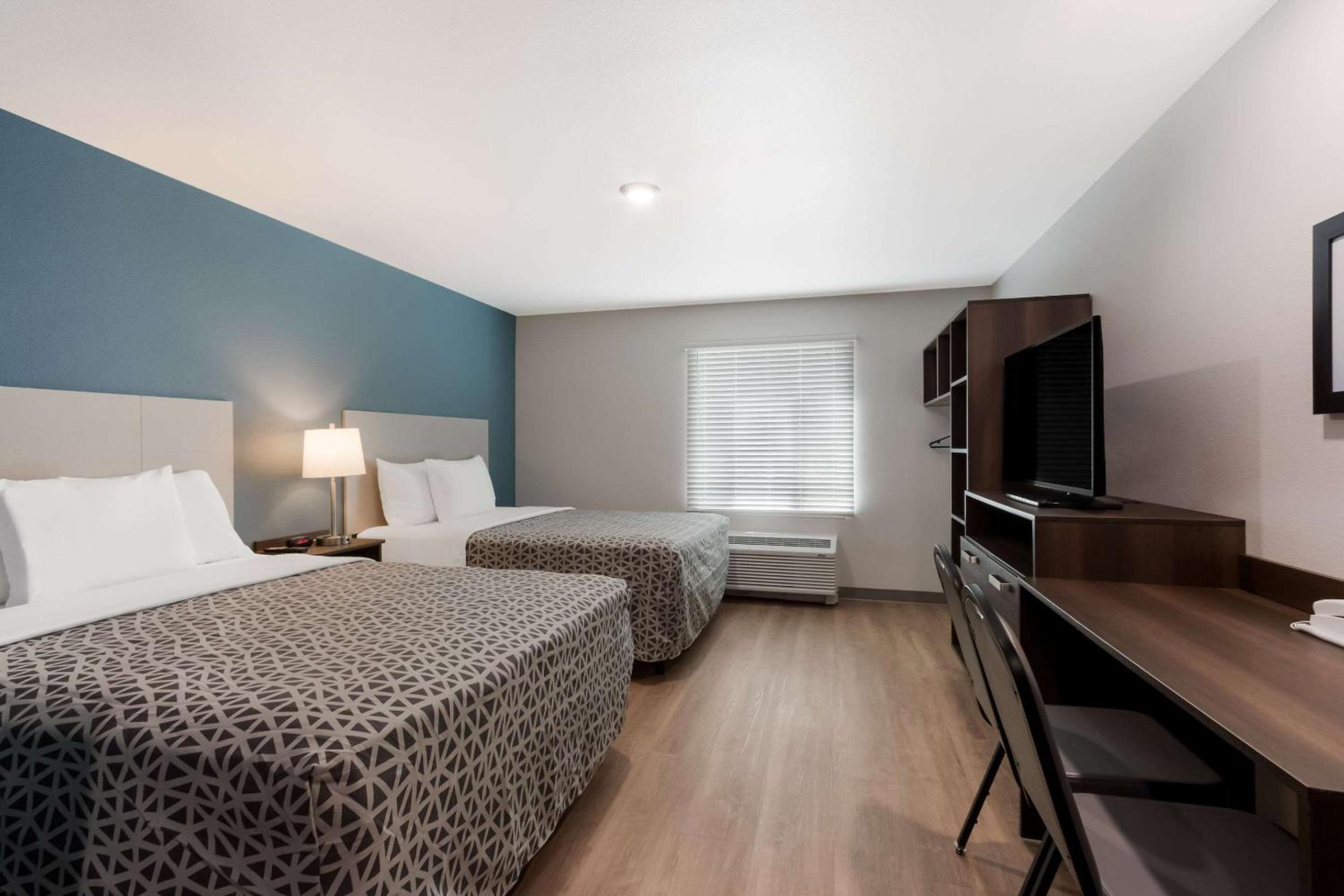 Queen Suite with Two Queen Beds and Tub - Disability Access/Non Smoking - Photo 1