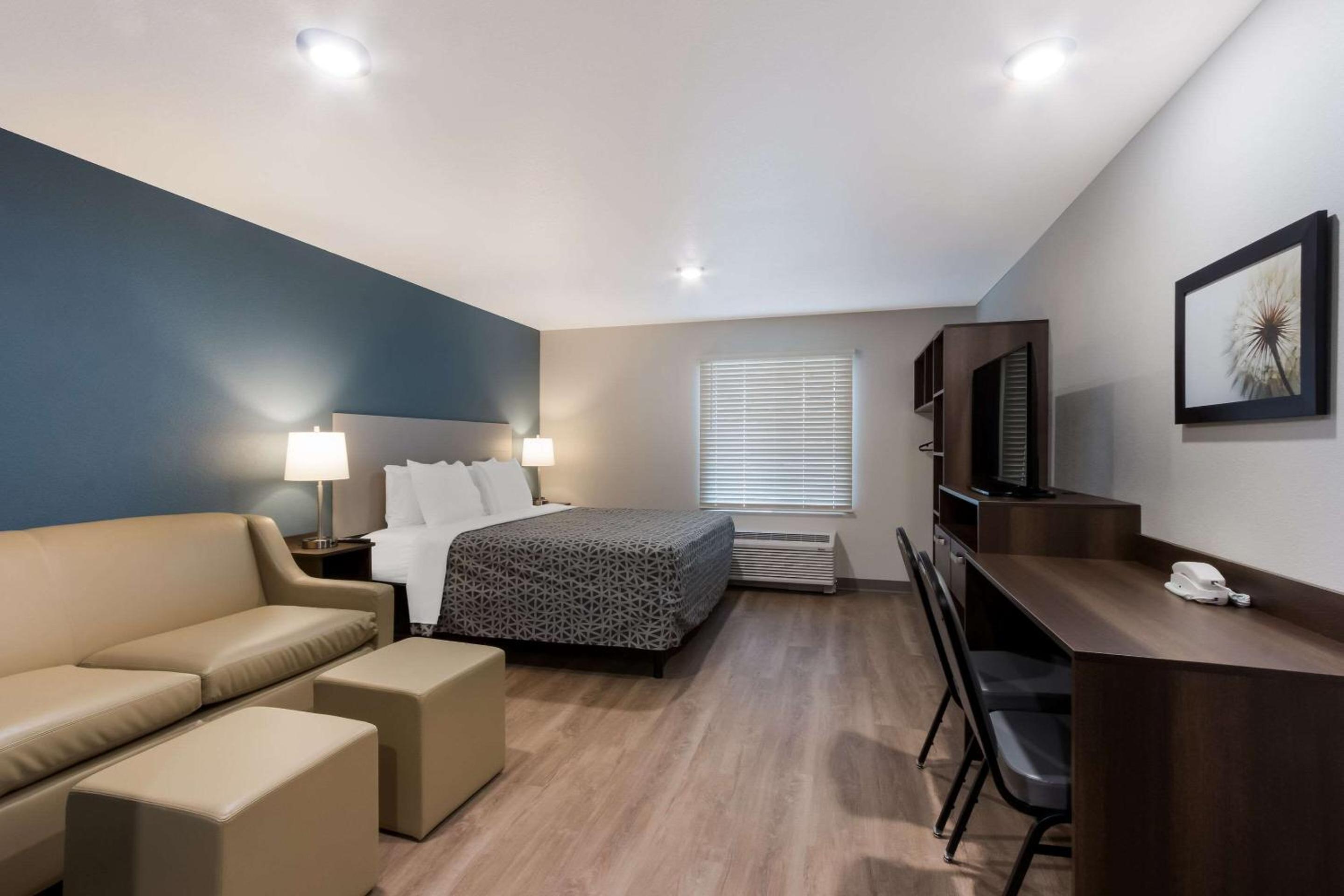 King Suite with Tub - Disability Access/Non Smoking - Photo 1