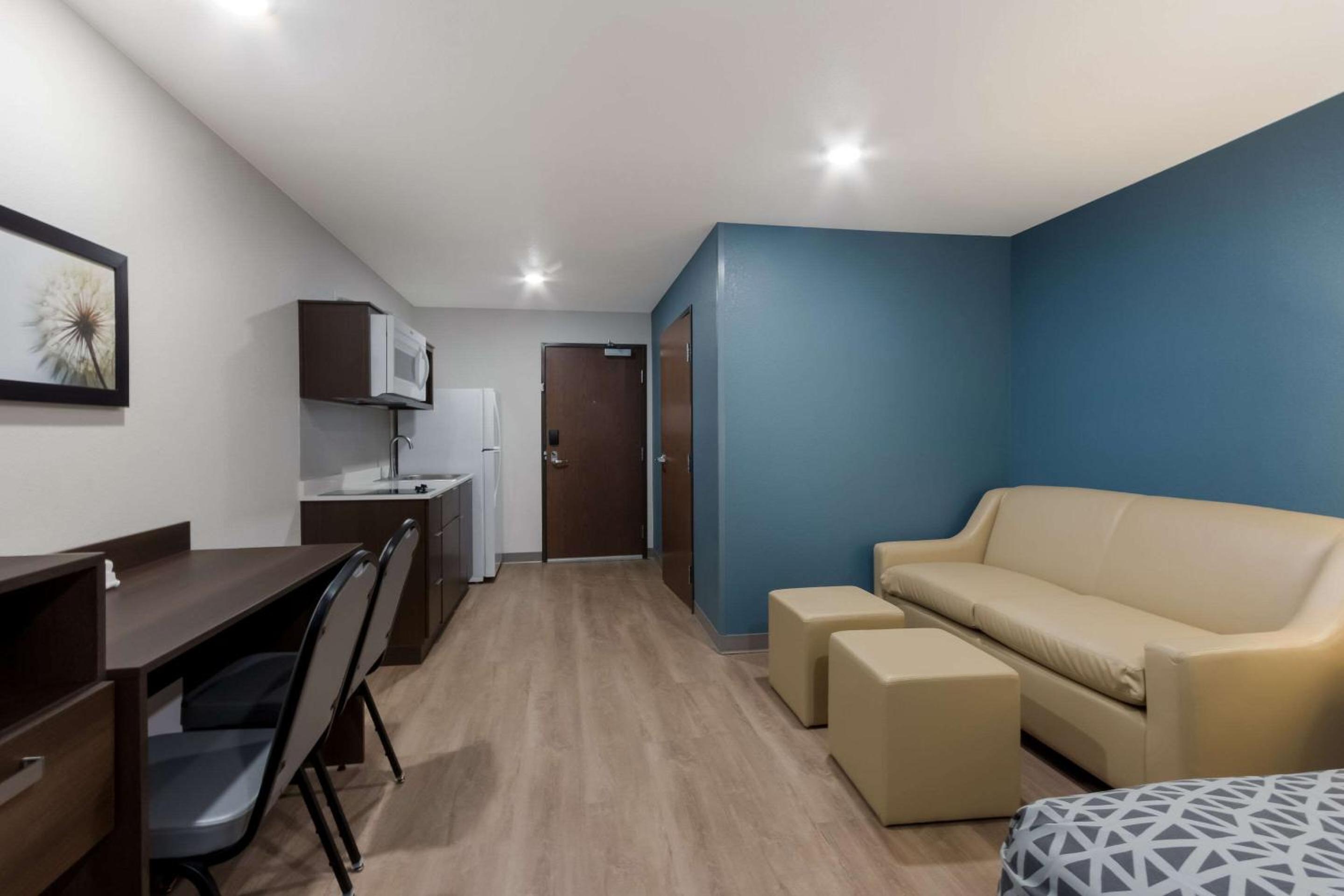 King Suite with Tub - Disability Access/Non Smoking - Photo 4