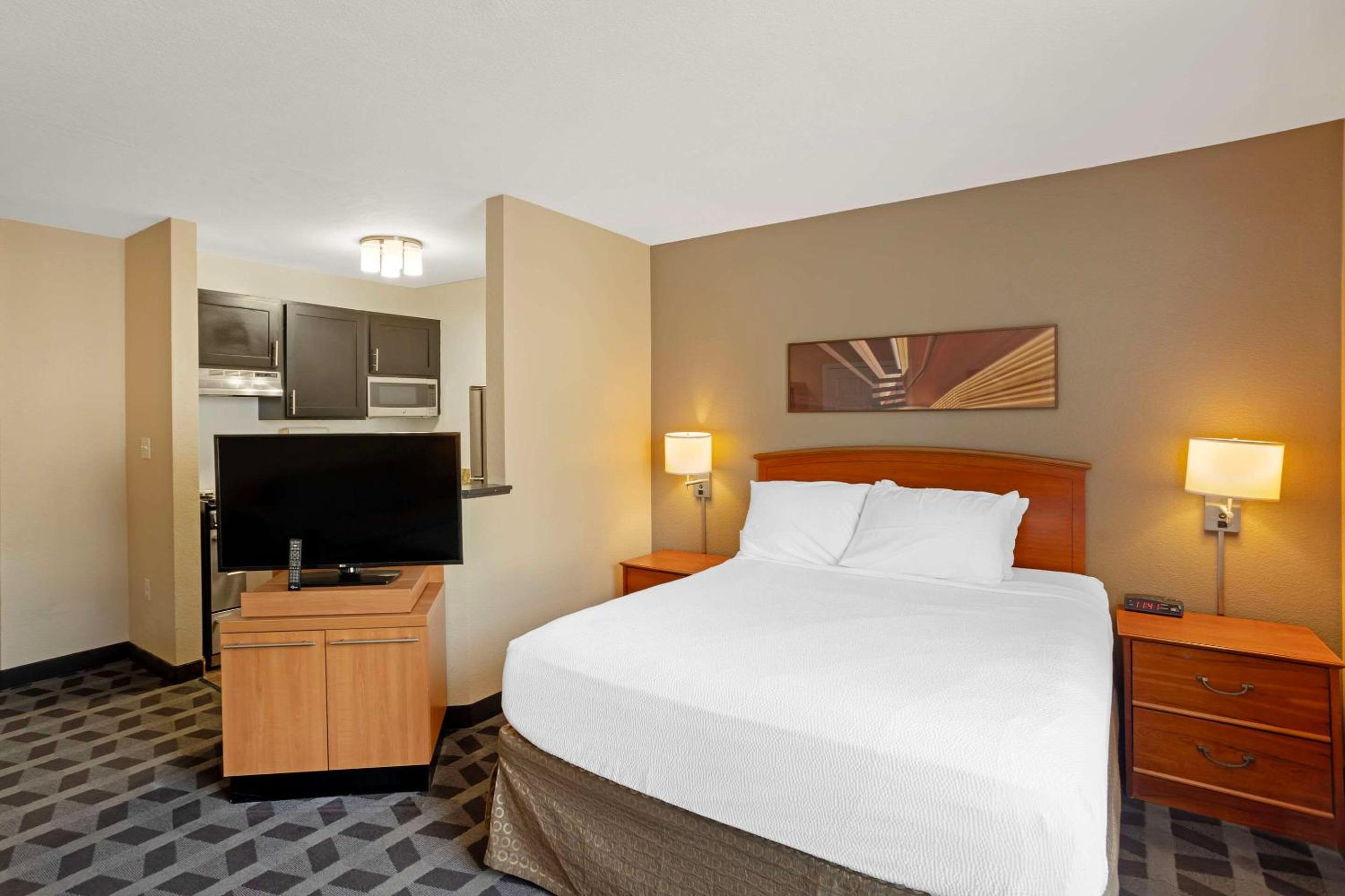 Efficiency Queen Suite - Non Smoking - Photo 3