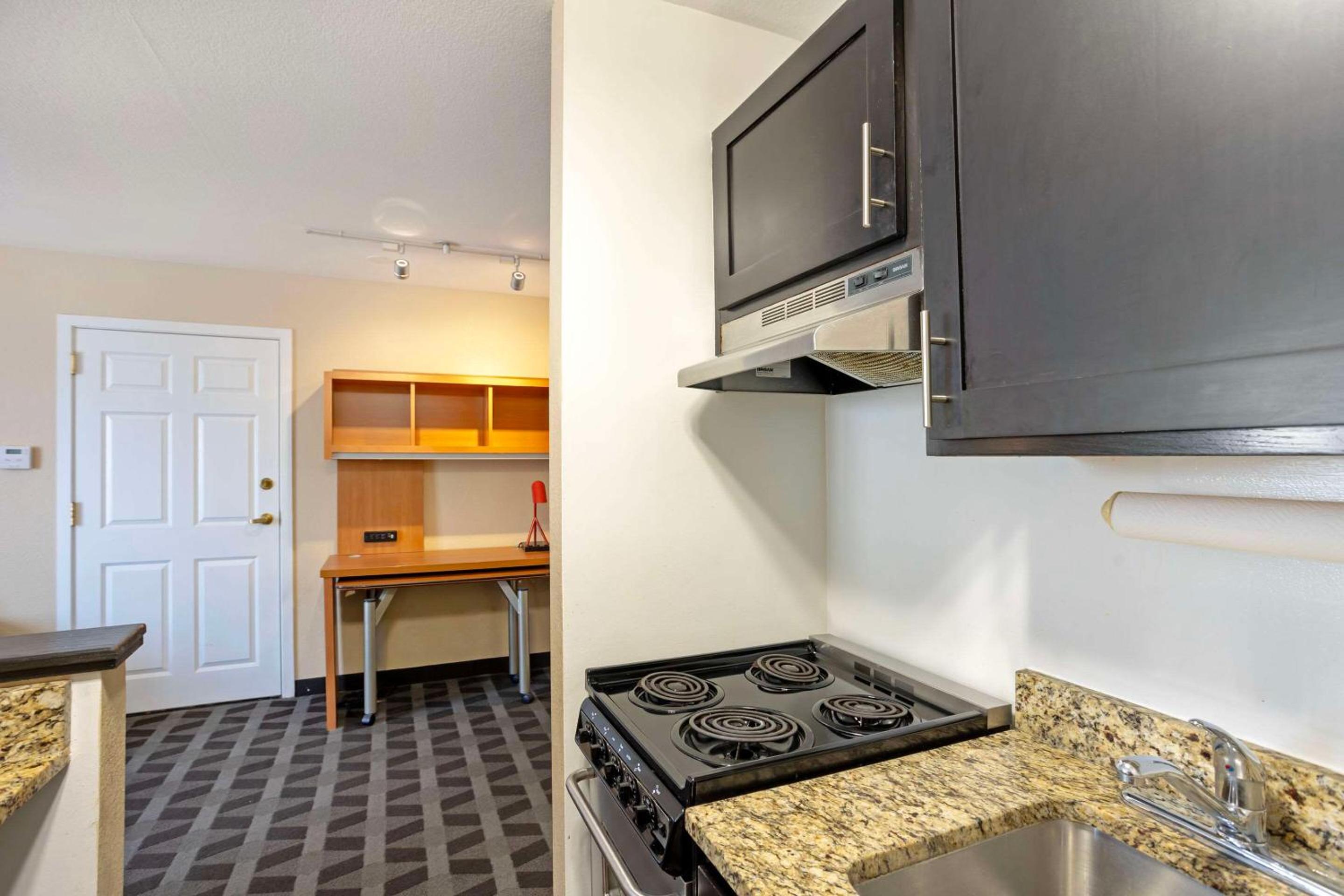 Efficiency Queen Suite - Non Smoking - Photo 5