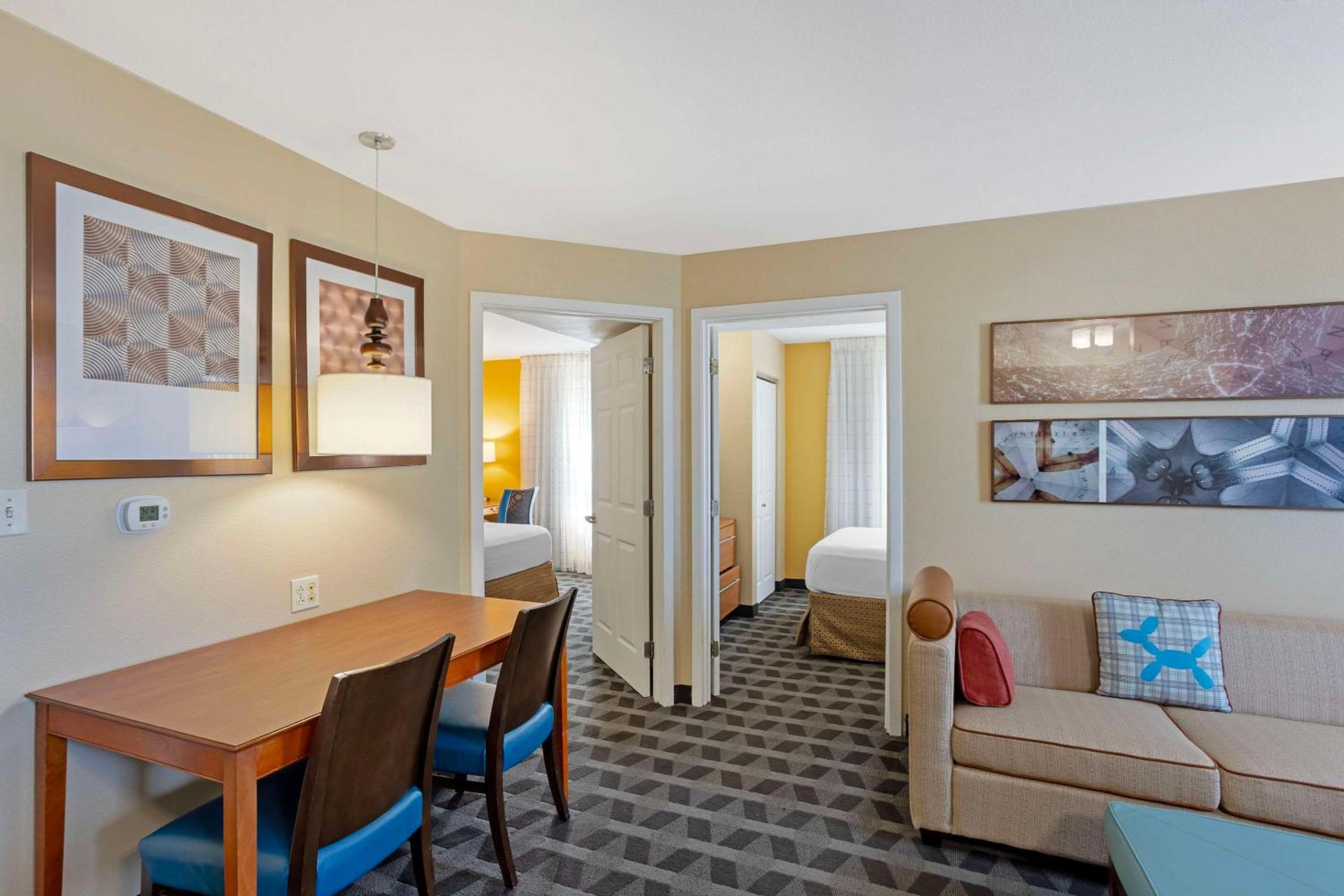 Efficiency Queen Suite with Three Queen Beds - Non Smoking - Photo 2