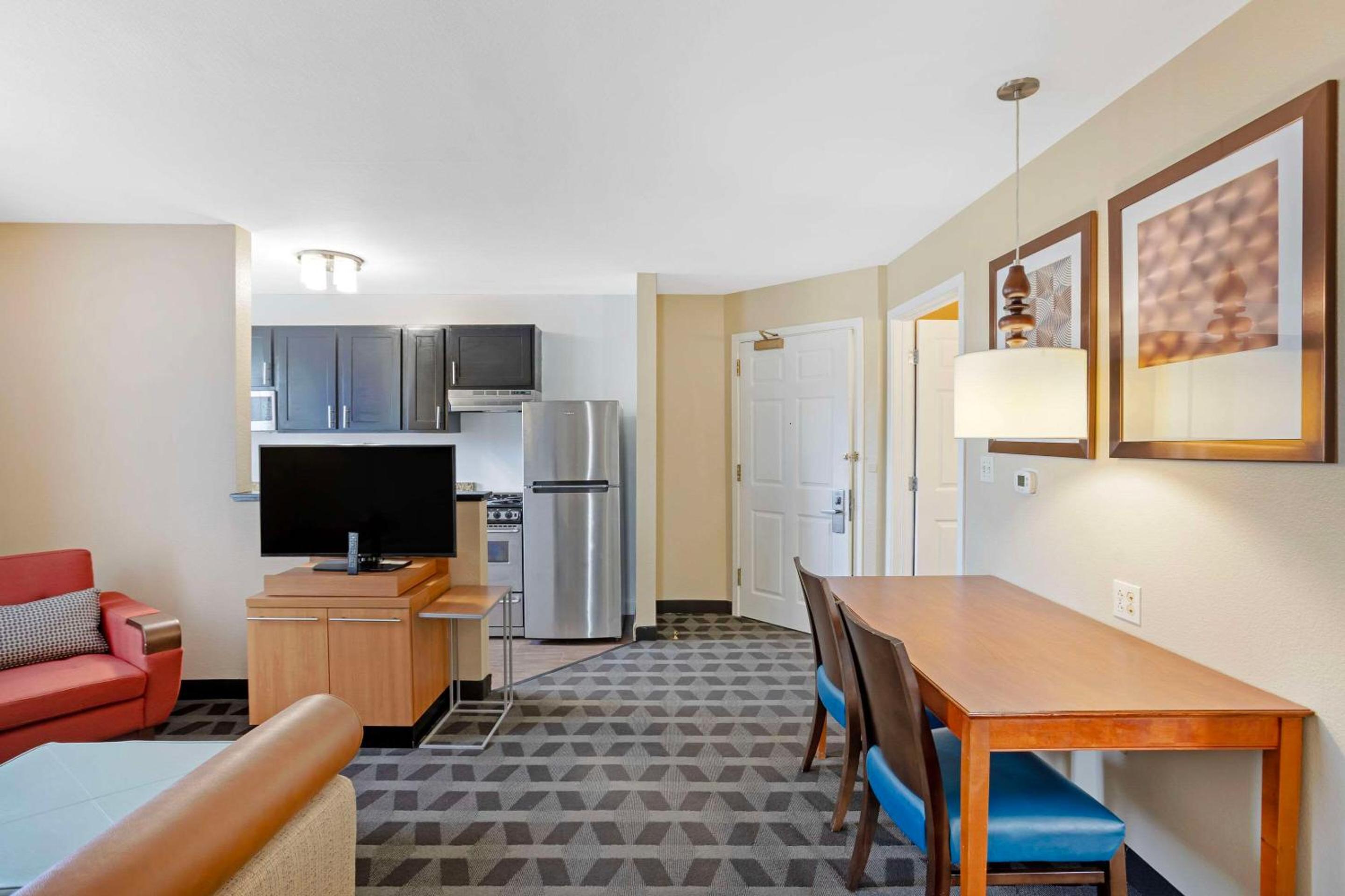 Efficiency Queen Suite with Three Queen Beds - Non Smoking - Photo 3