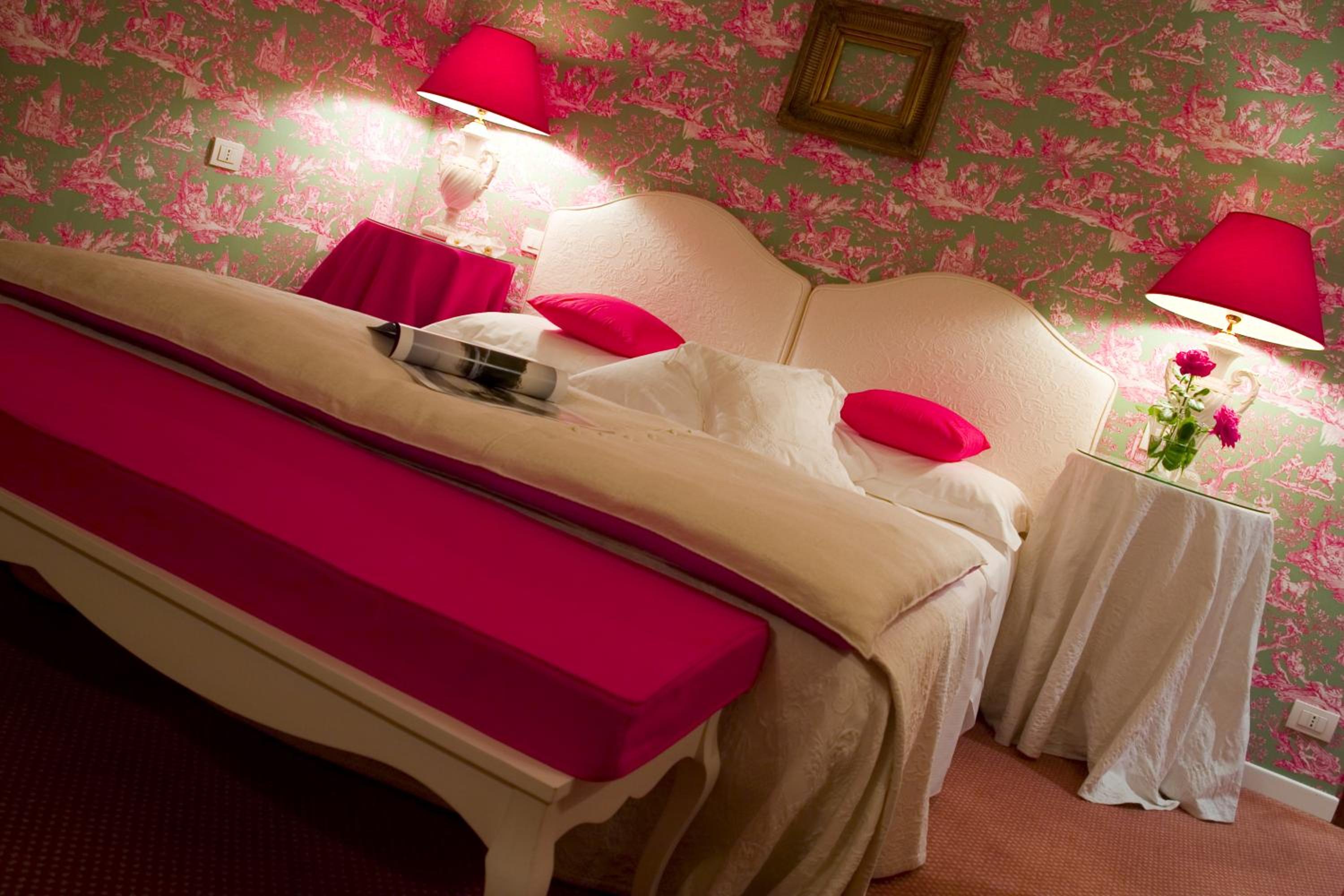 Deluxe Double Room - Photo 10