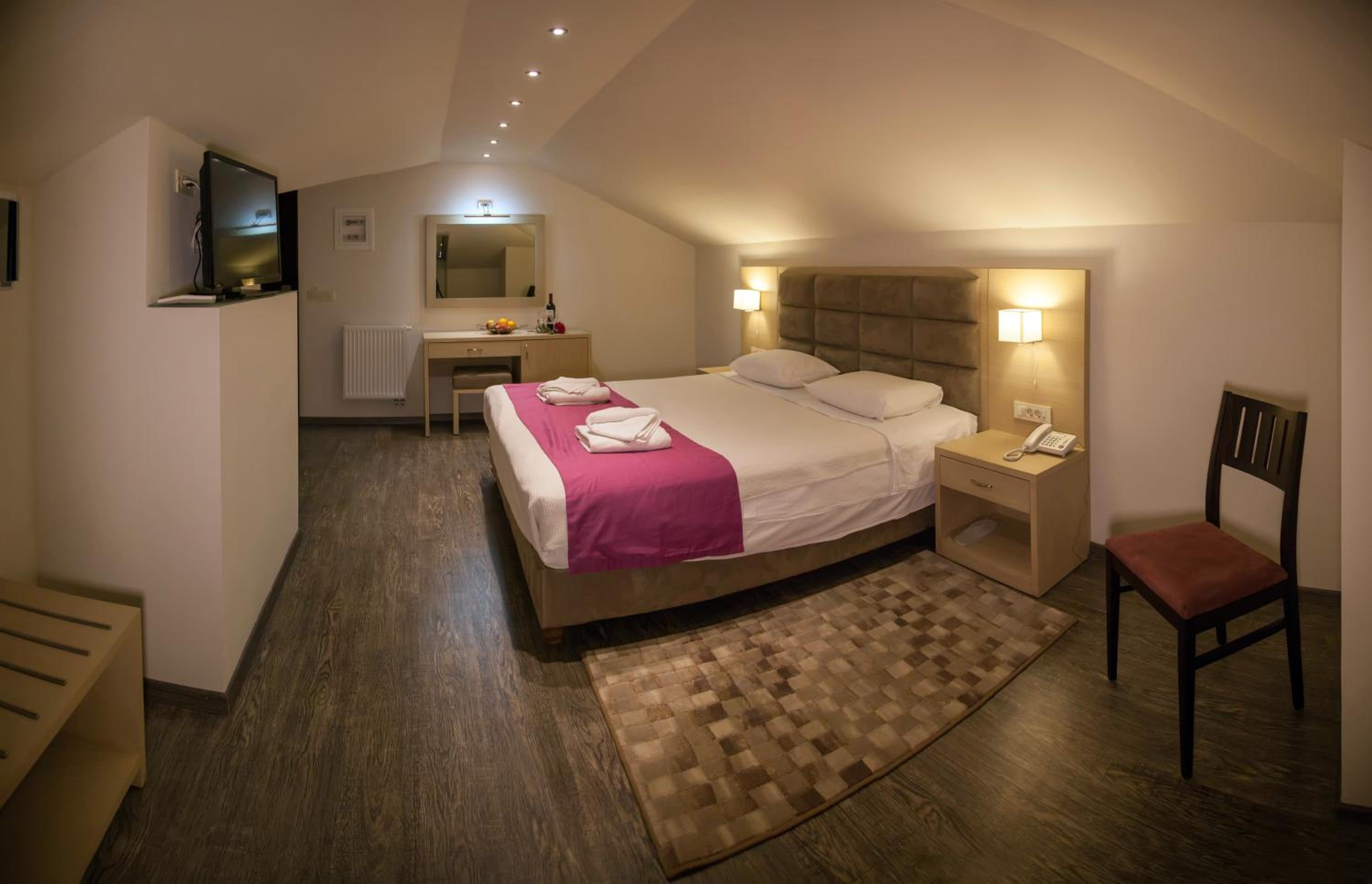 Deluxe Room - Attic - Photo 6