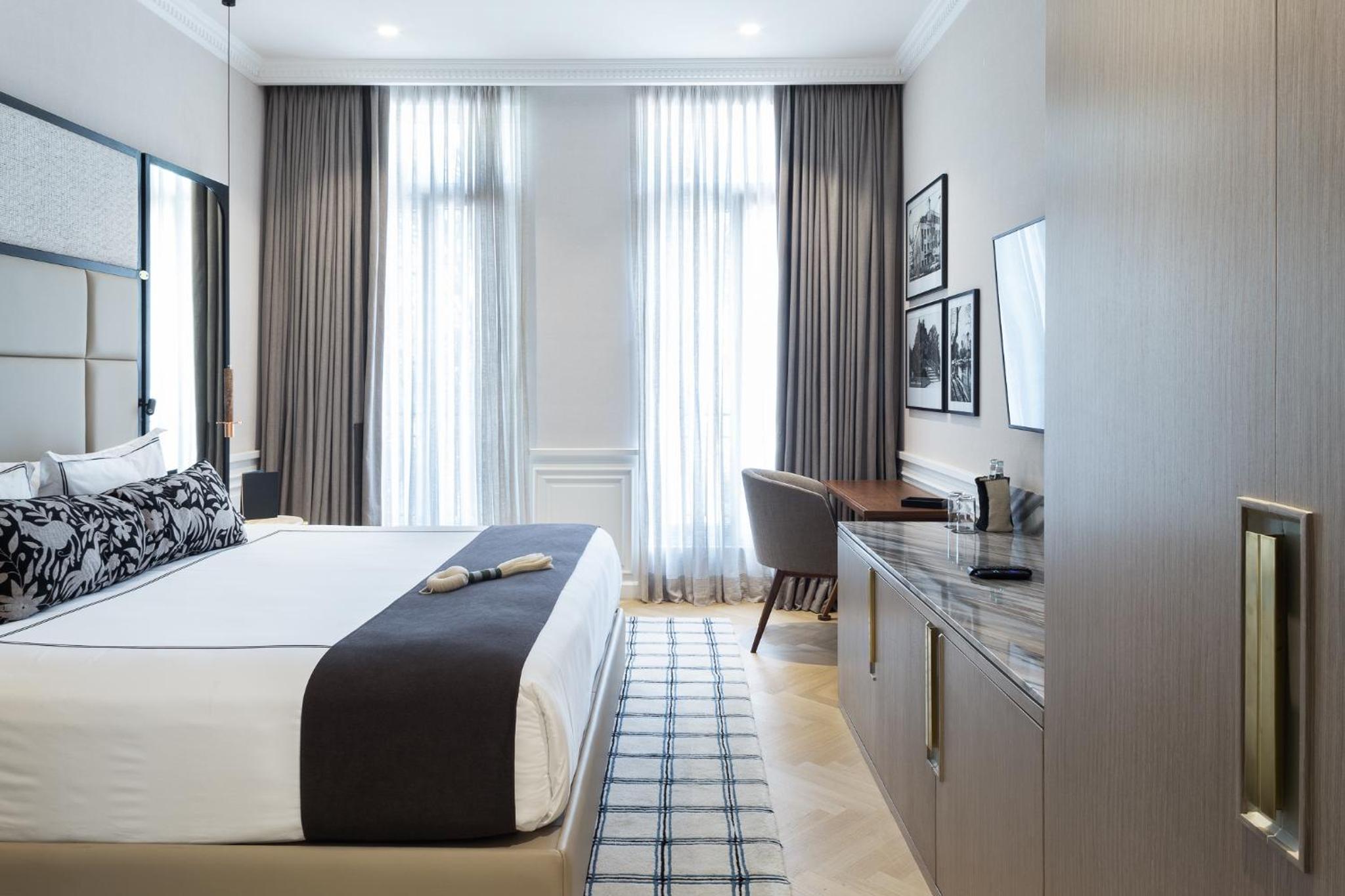 Deluxe King Room - Photo 2
