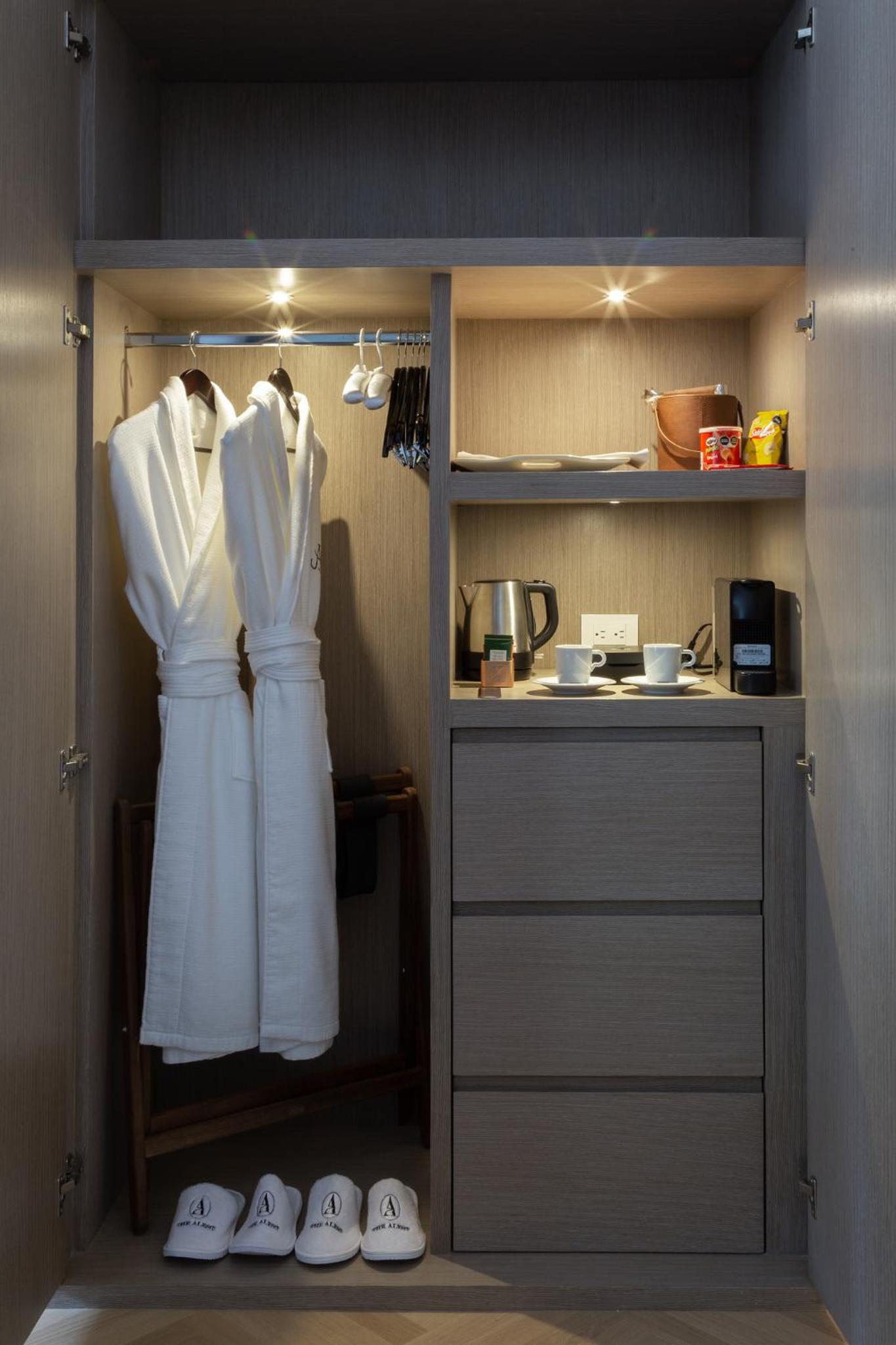 Deluxe King Room - Photo 4