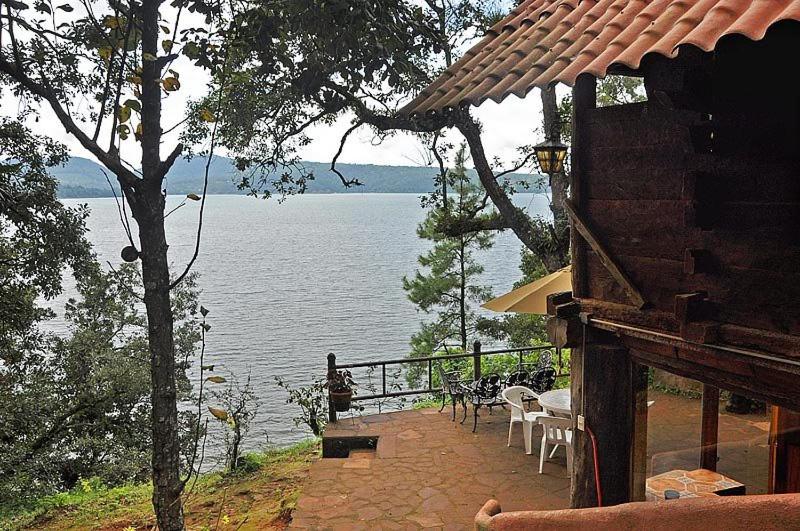 Family Room With Lake View photo 1