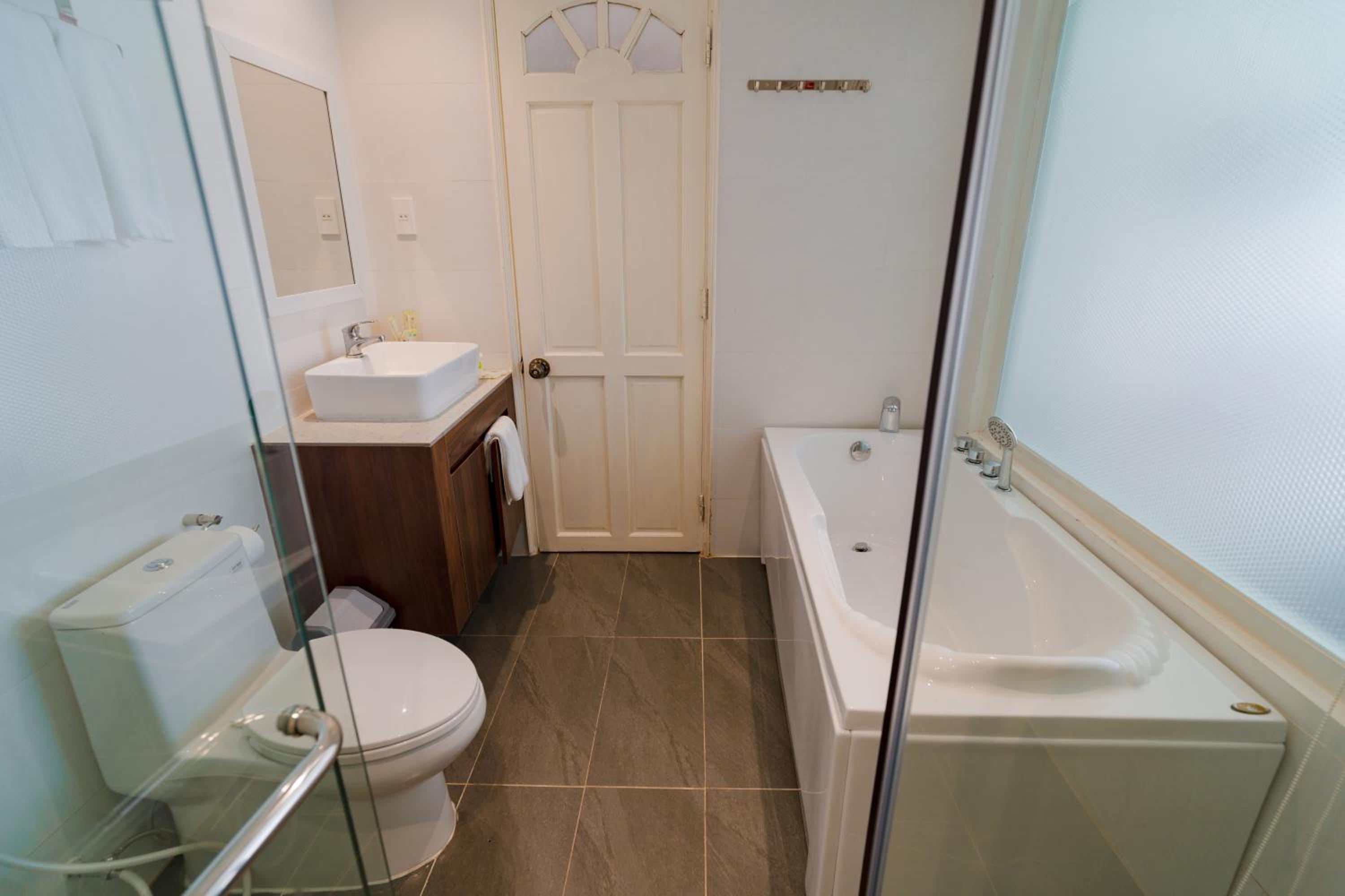 Queen Suite with Spa Bath photo 3