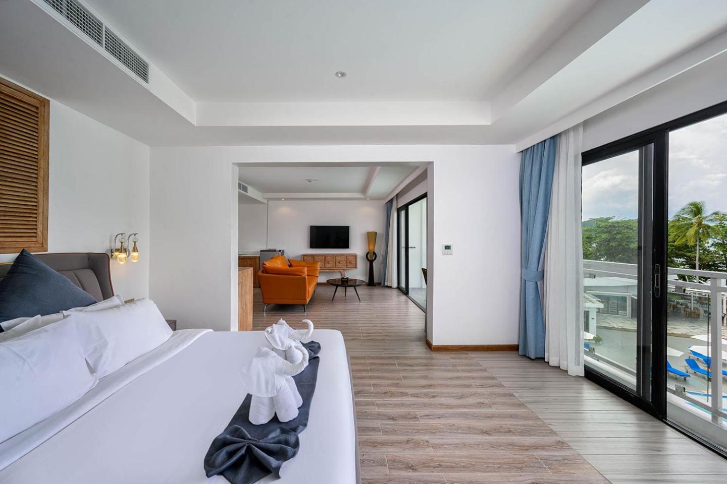 Royal Suite 1 Bedroom - Photo 15