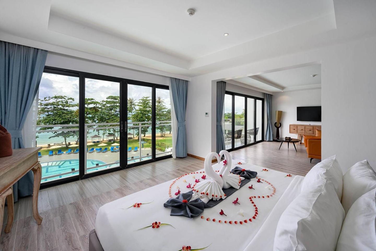 Royal Suite 1 Bedroom - Photo 13
