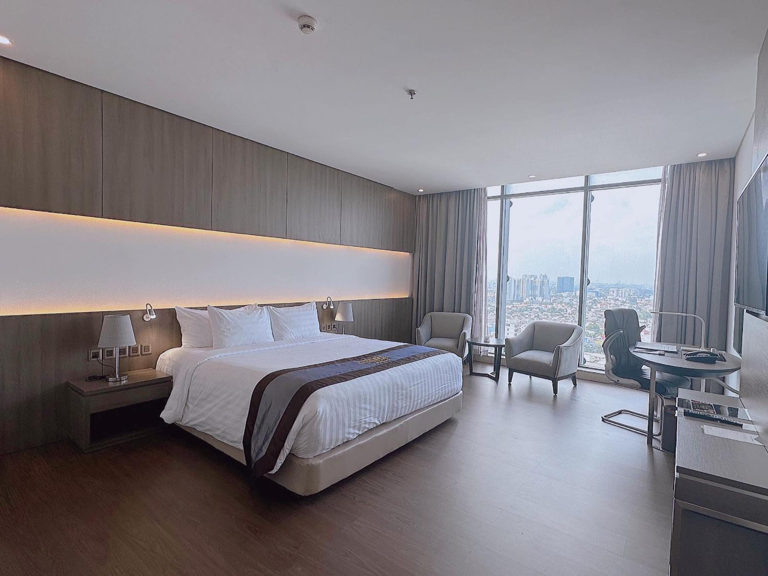 Deluxe King Room with City View  photo 1