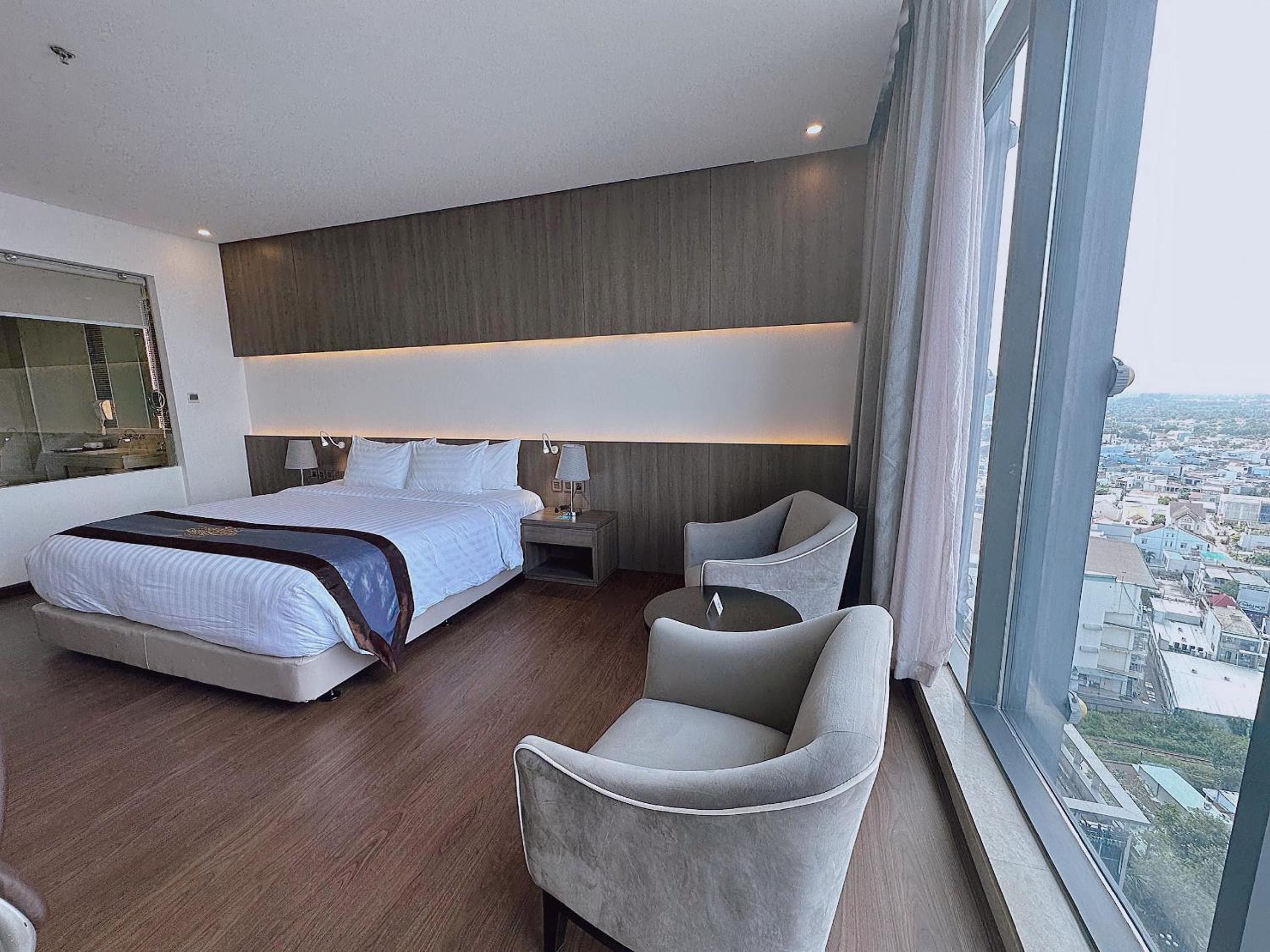 Deluxe King Room with City View  photo 2