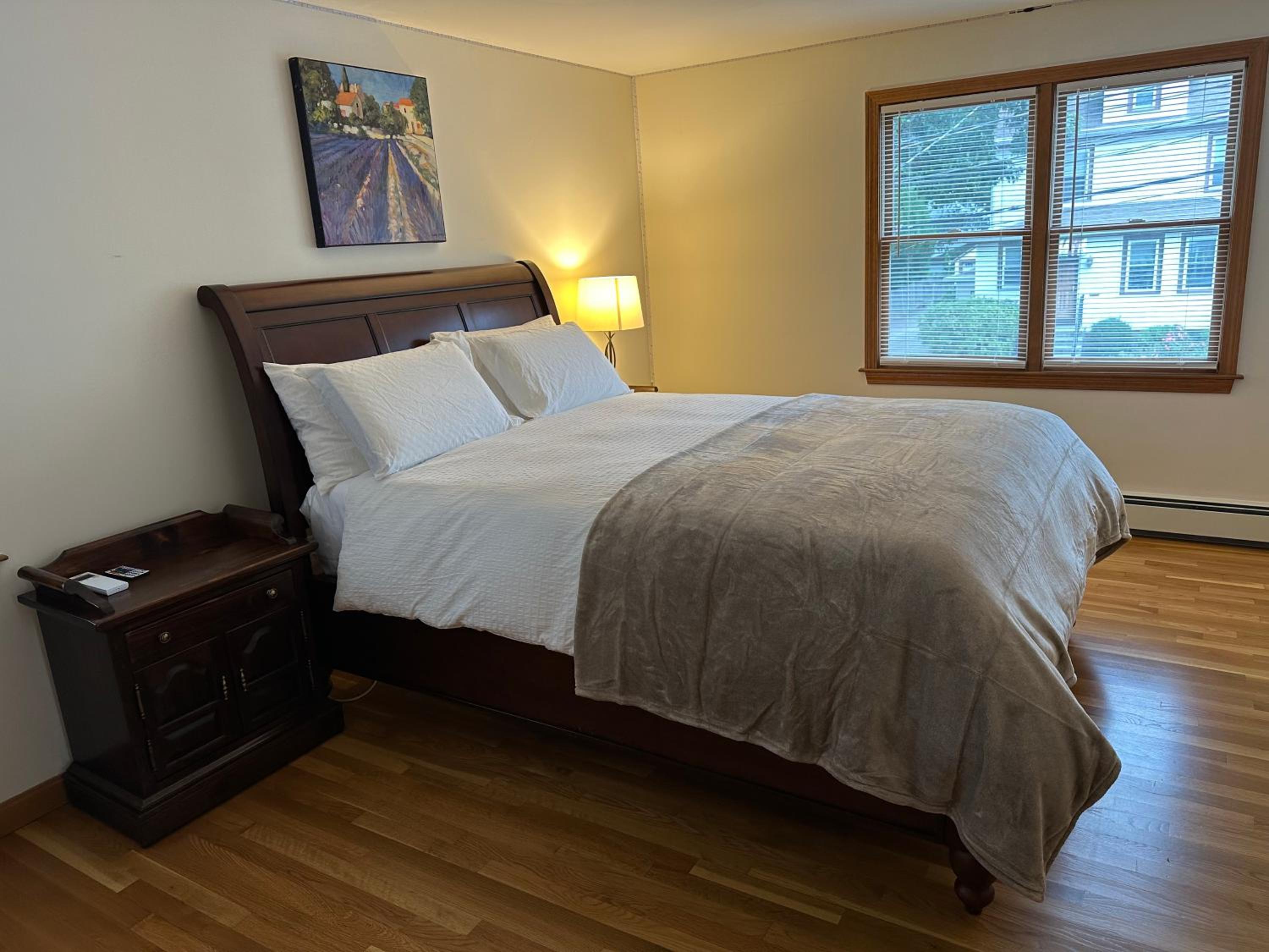 Queen Room With Shared Bathroom photo 1