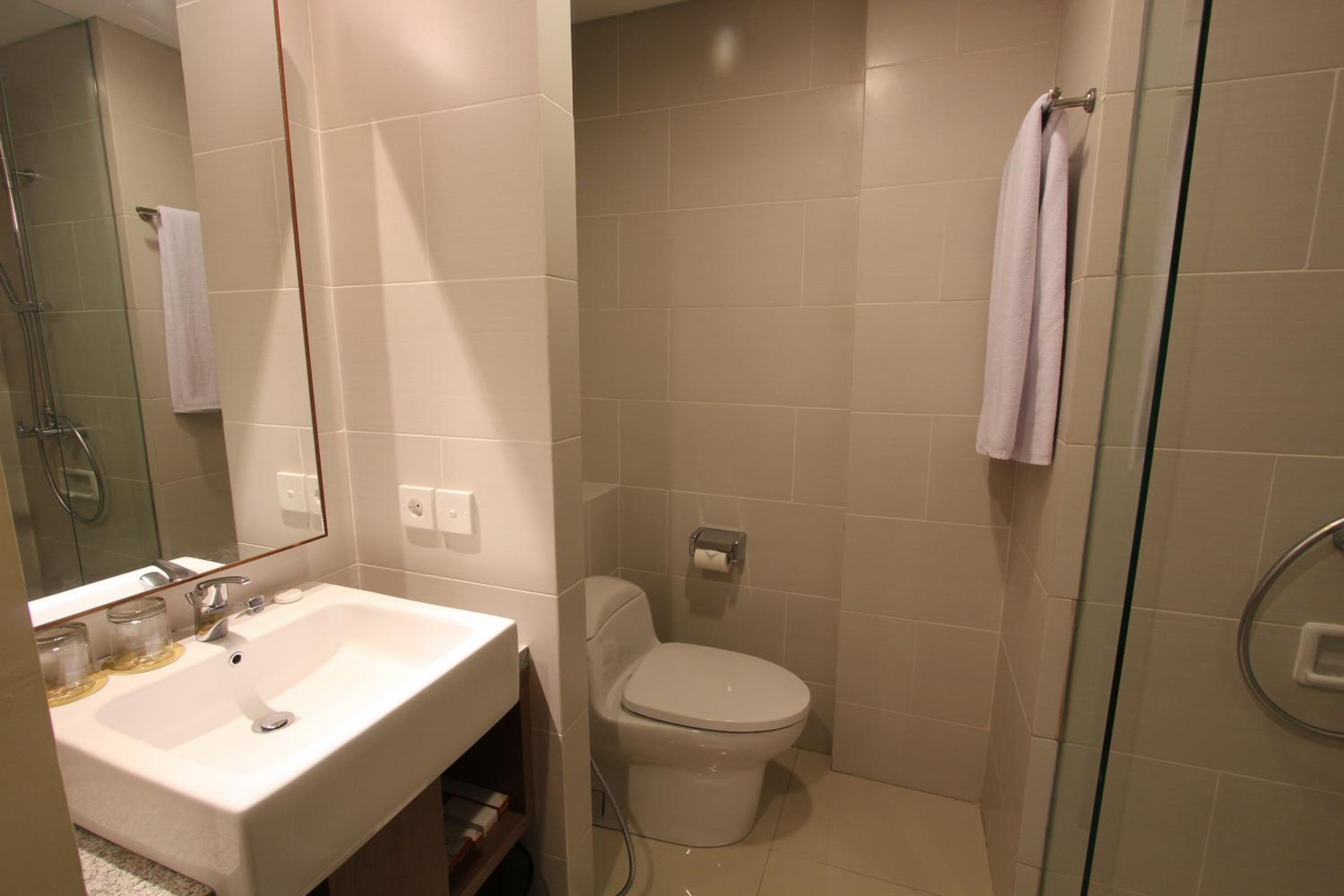 Deluxe Upper Floor Room, Double Bed with City View photo 3
