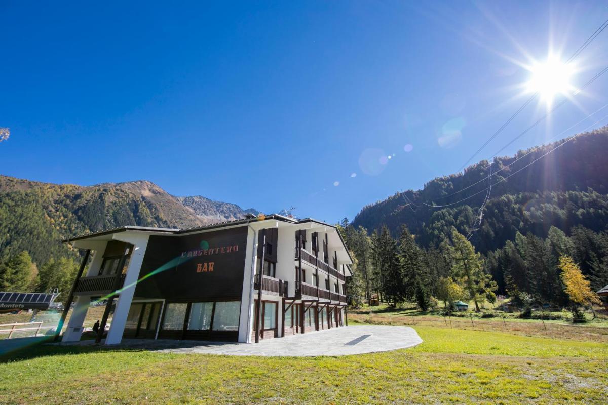 Apartment with Mountain View