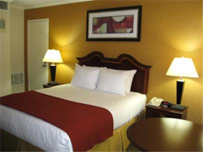 Queen Room with Roll-In Shower - Mobility Access - Photo 1