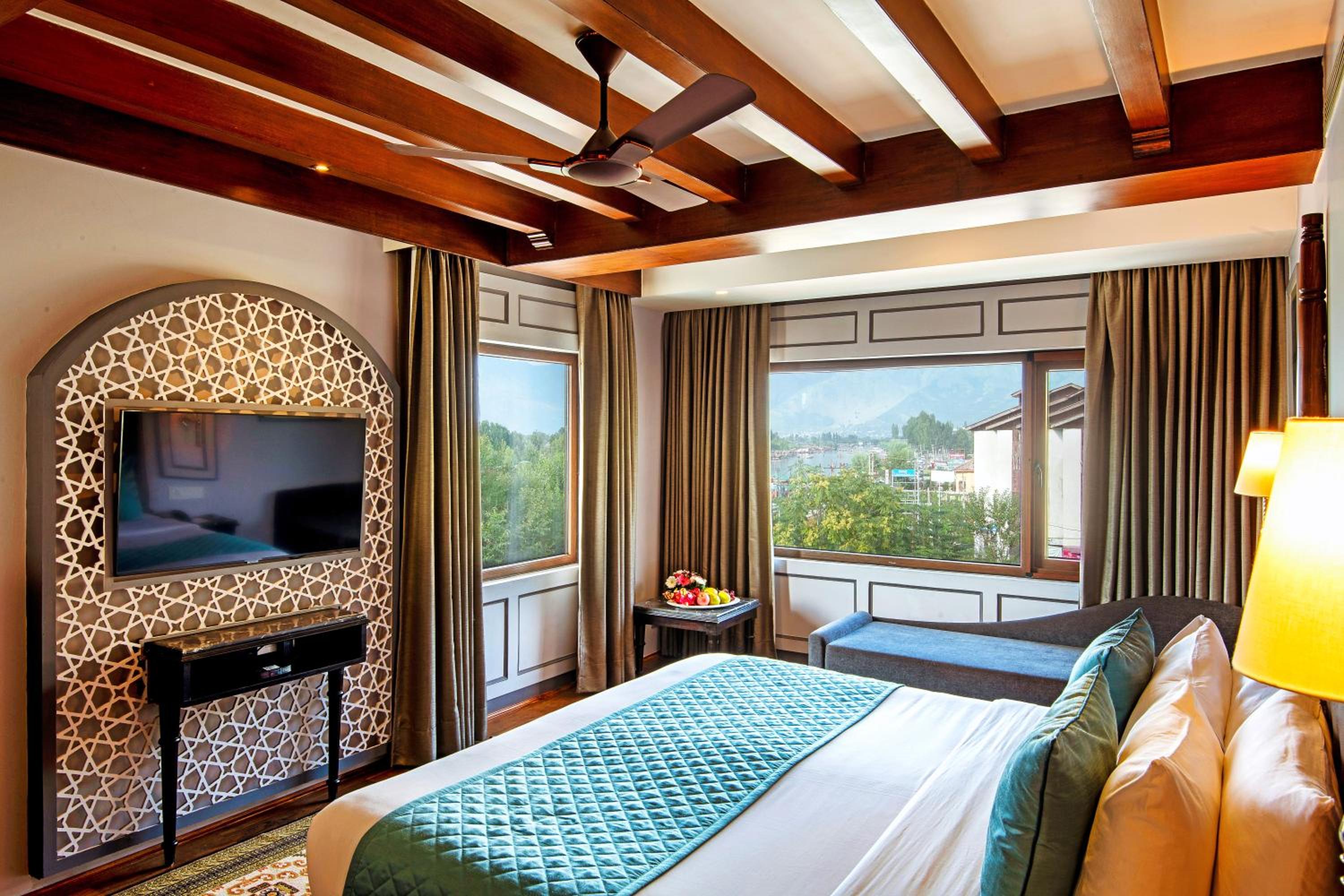  Premier Room with Lake View - Photo 2