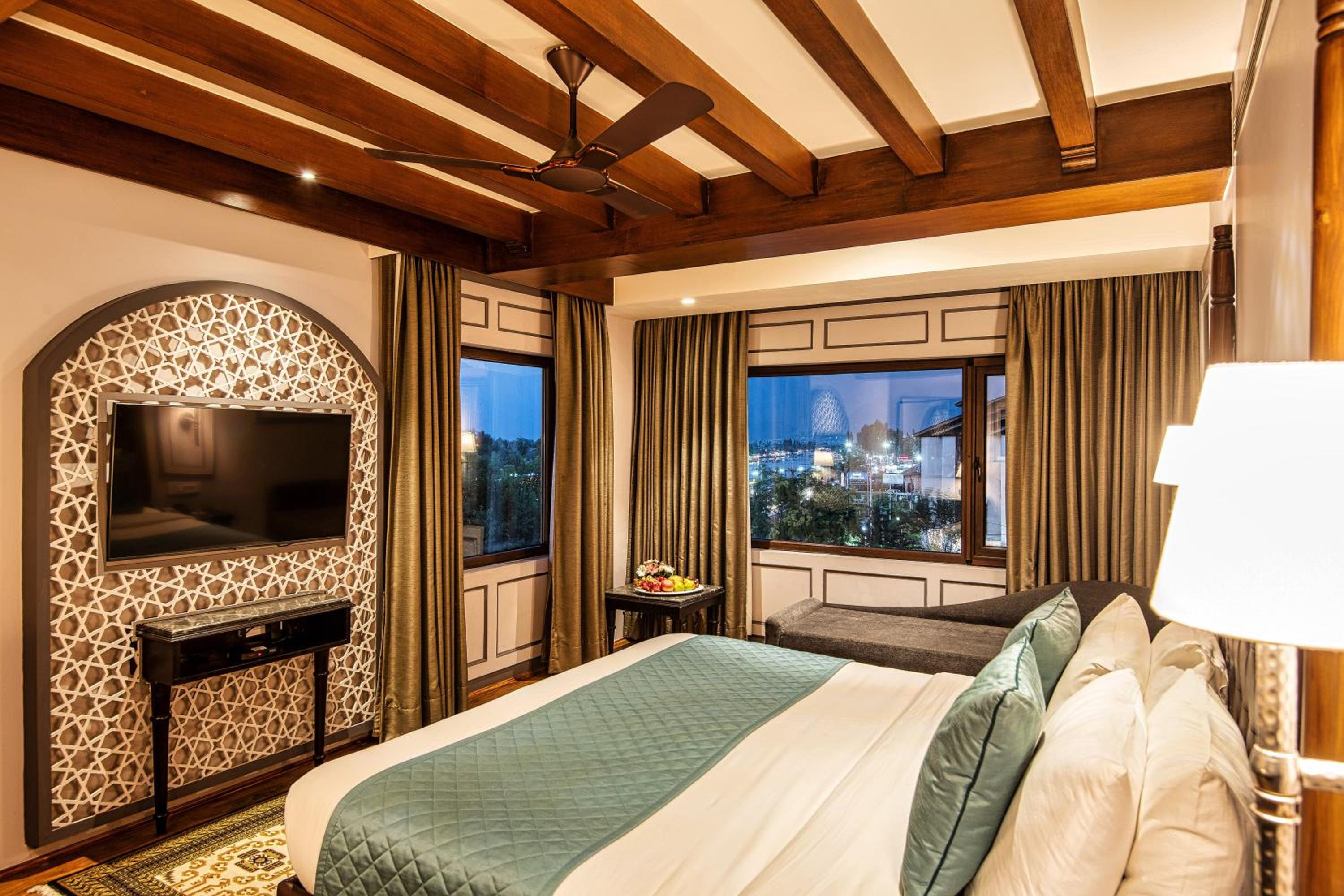  Premier Room with Lake View - Photo 4