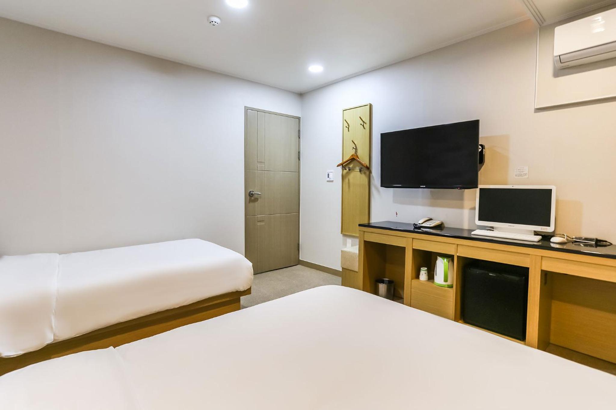 Twin Room - Photo 2