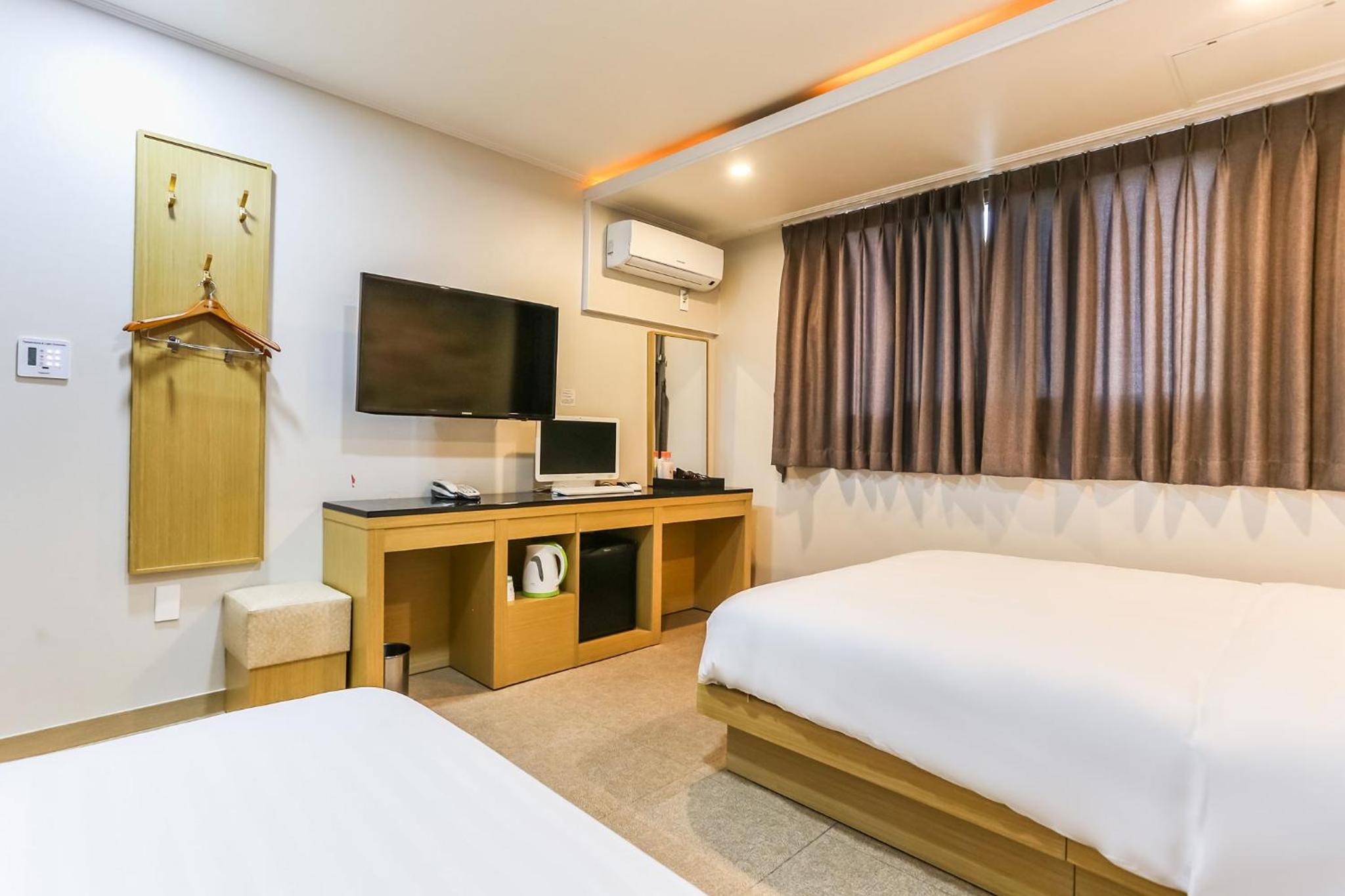 Twin Room - Photo 3