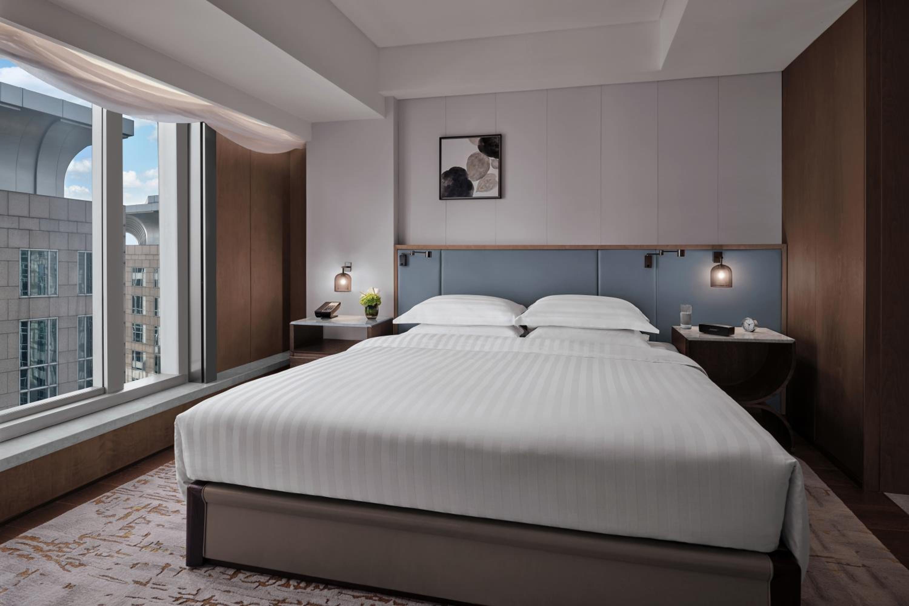 Premium Suite, 1 King Bed - Photo 5