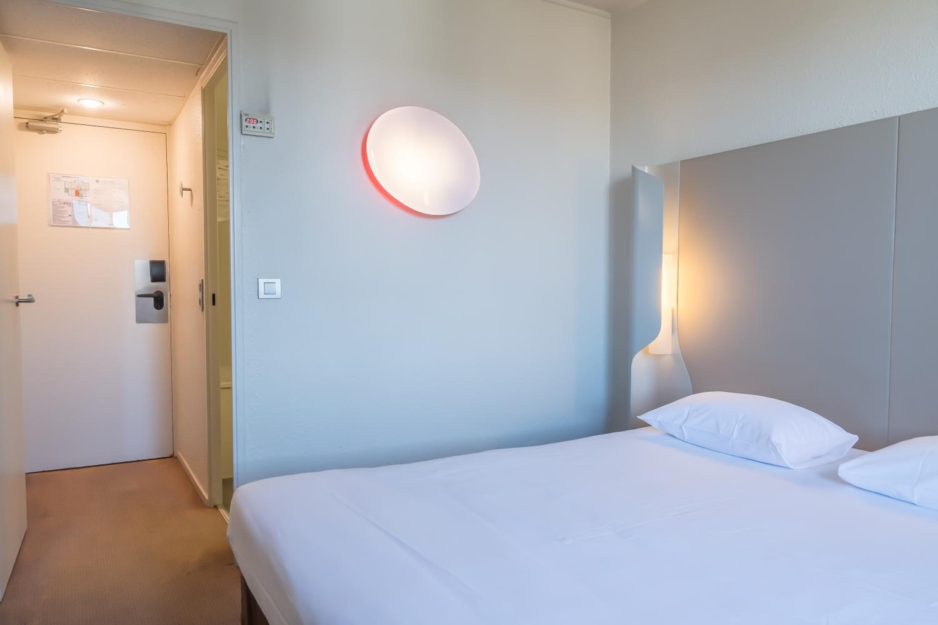 Standard Double Room thumbnail 6