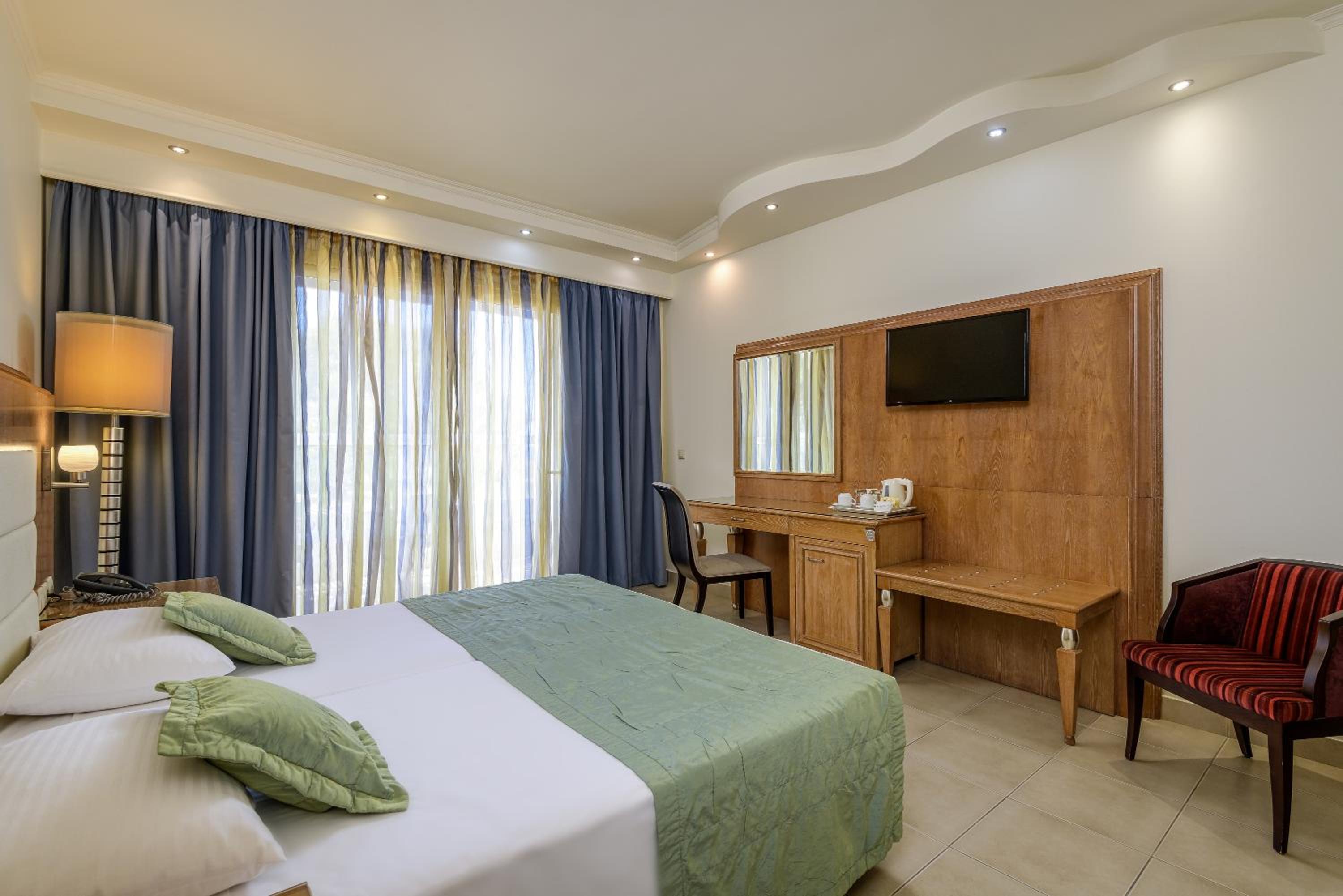 Quarto Twin com Vista para a Piscina
