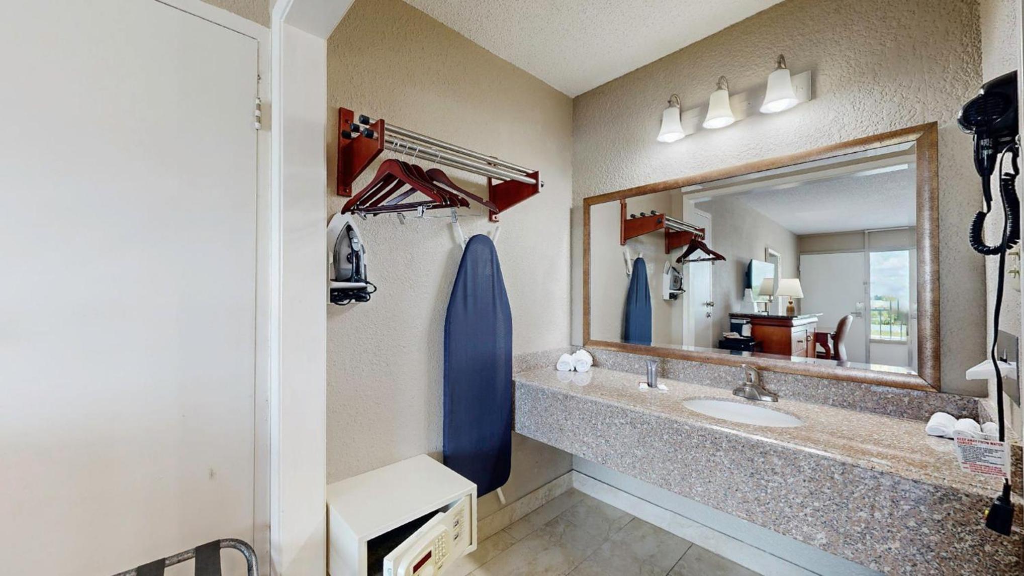 King Room - Non-Smoking photo 2