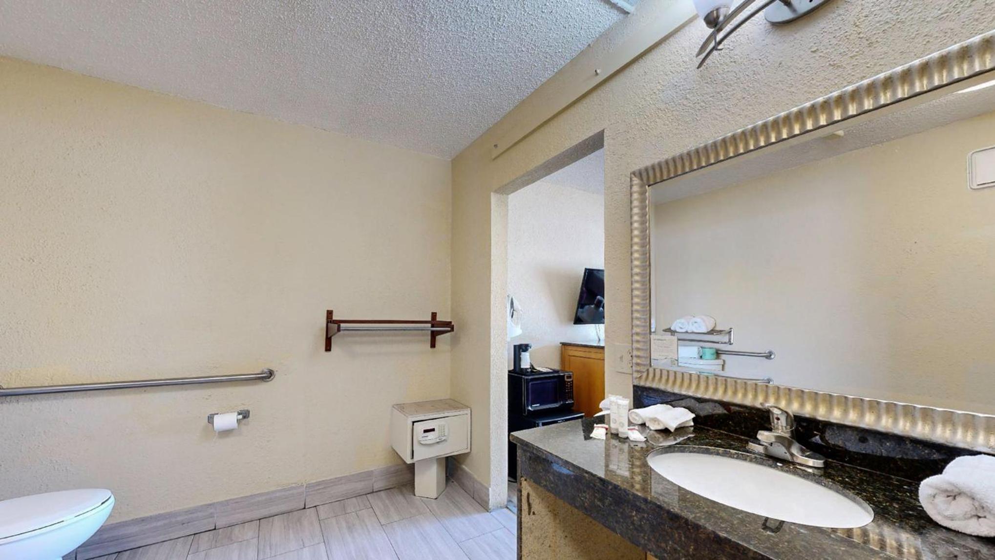 1 King Bed, Mobility/Hearing Accessible Room, First Floor, Non-Smoking photo 2