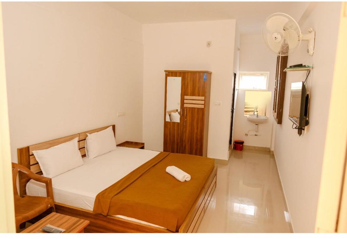 Deluxe Double Room (2 Adults + 1 Child) photo 2